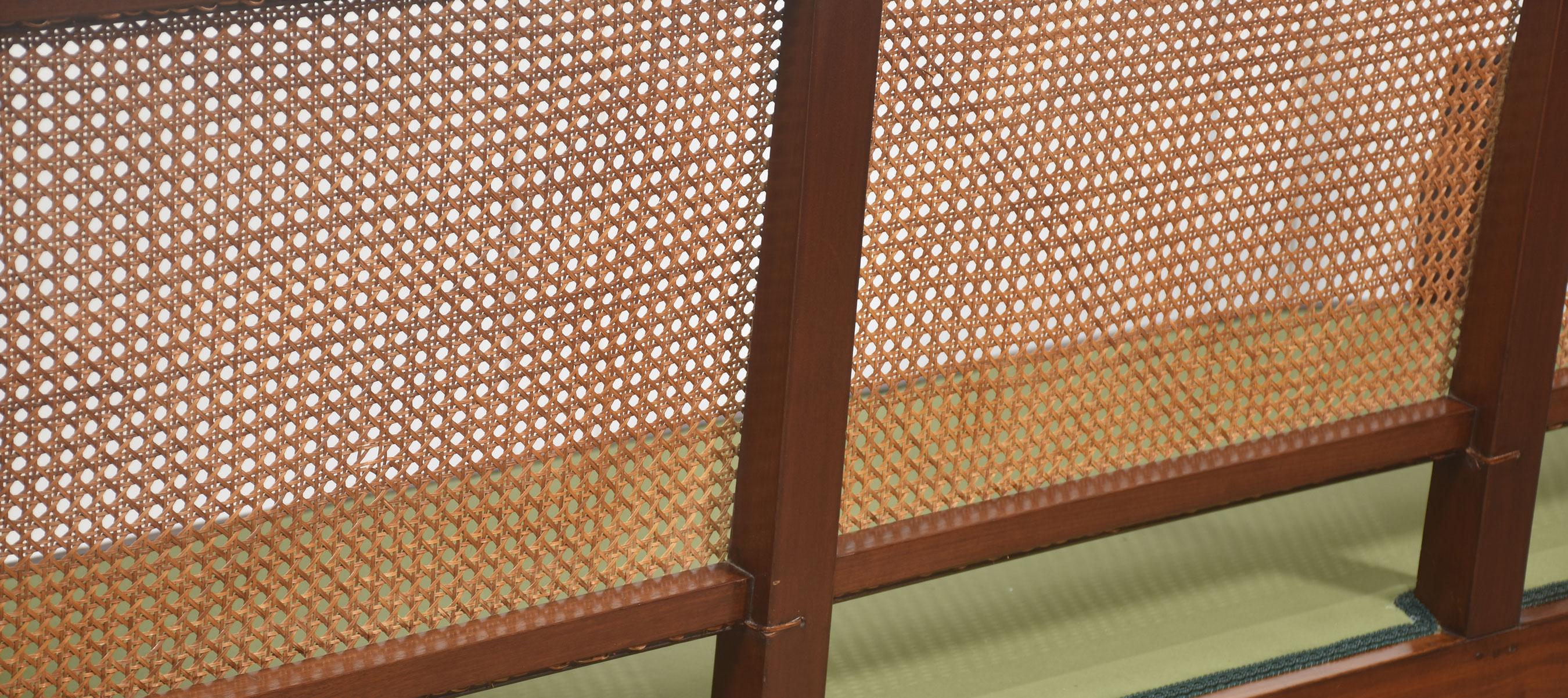 Canapé à dossier en rotin en acajou avec tapisserie en vert olive en vente 9