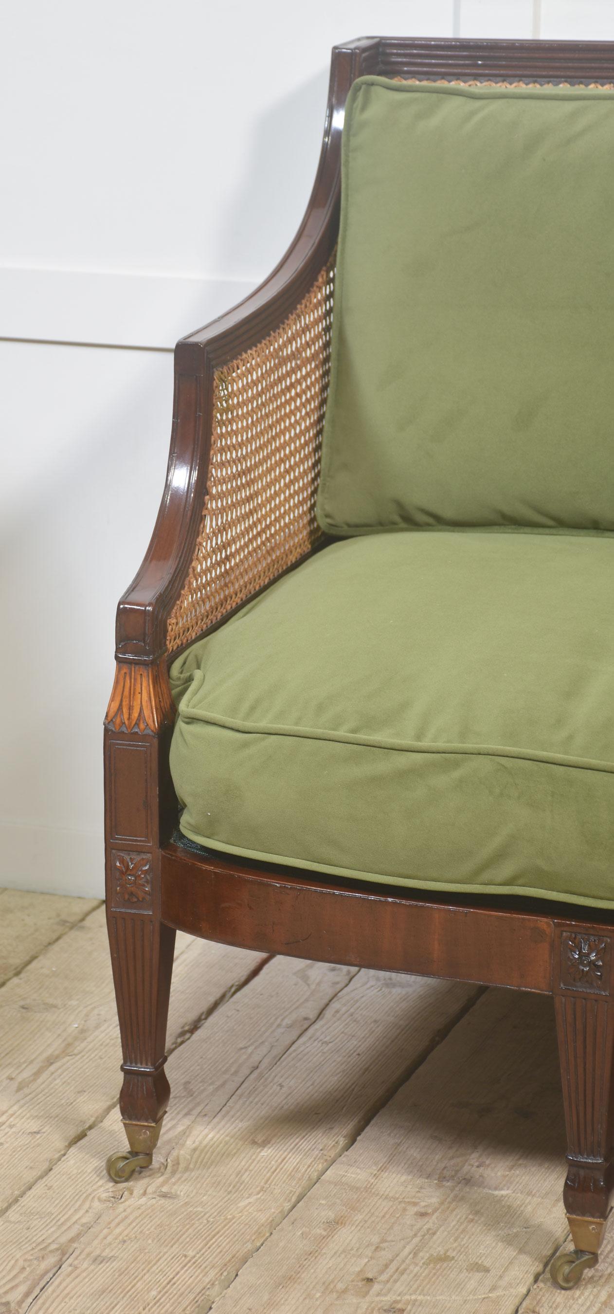 Britannique Canapé à dossier en rotin en acajou avec tapisserie en vert olive en vente