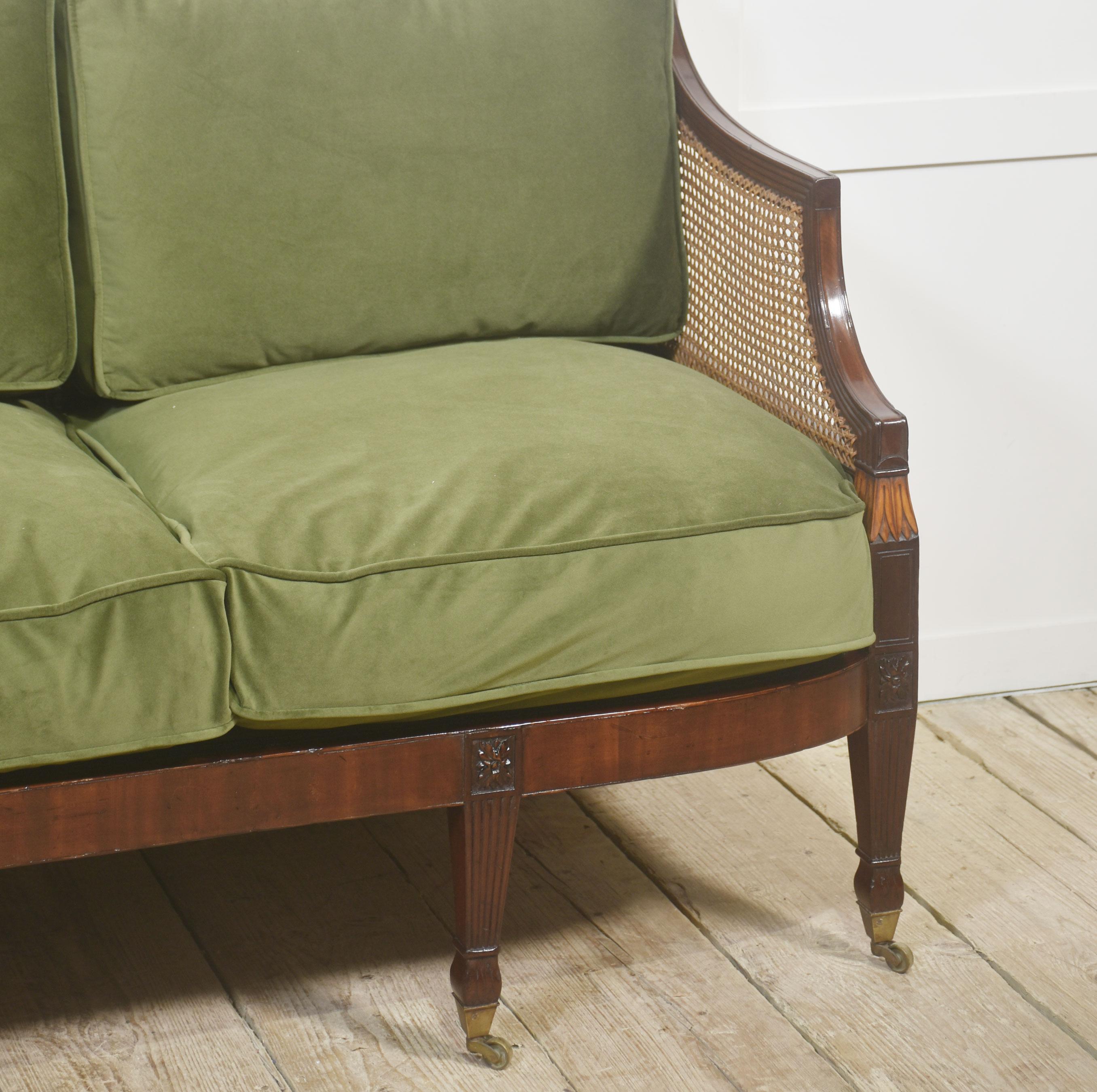XIXe siècle Canapé à dossier en rotin en acajou avec tapisserie en vert olive en vente