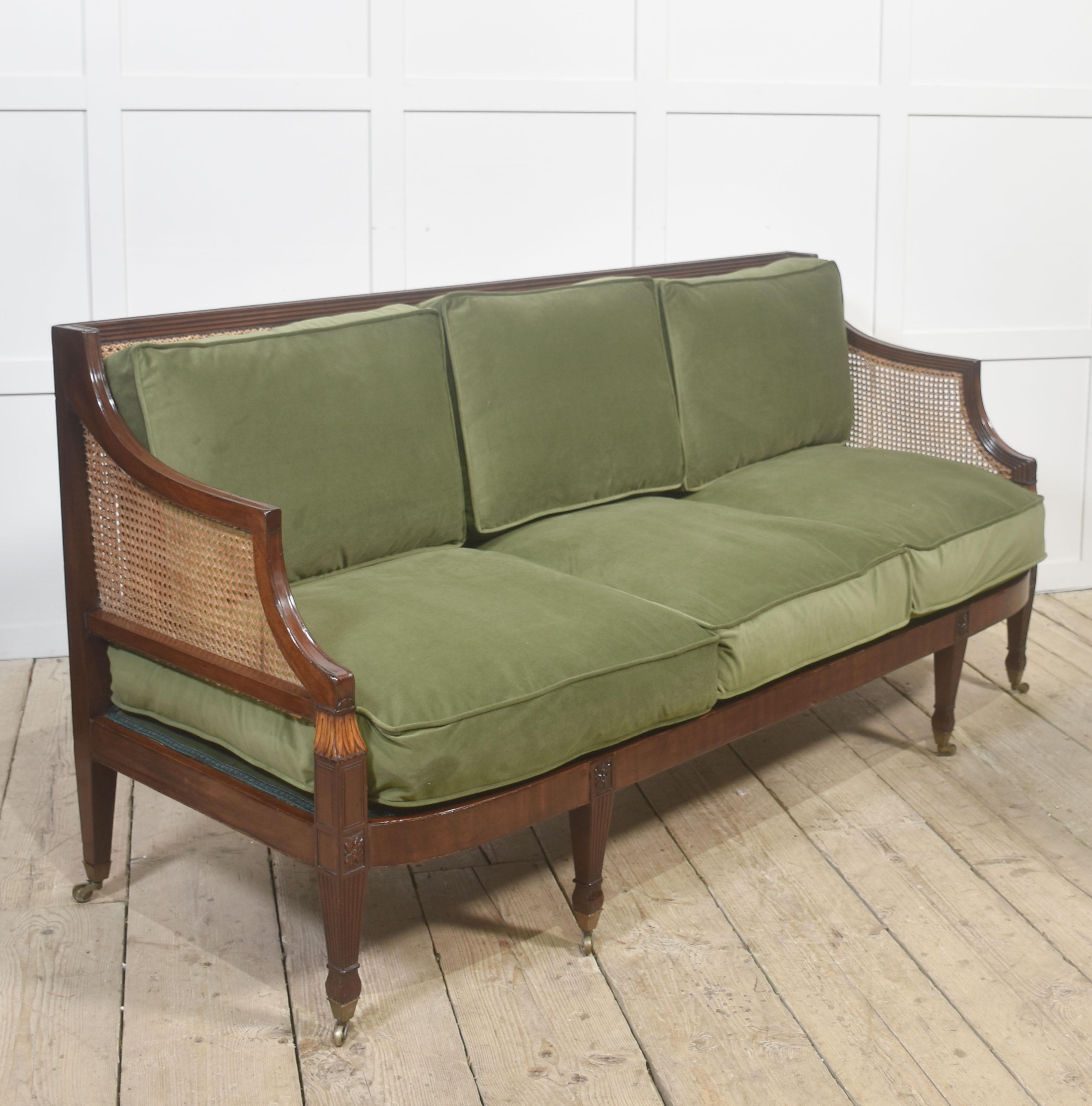 Bois Canapé à dossier en rotin en acajou avec tapisserie en vert olive en vente