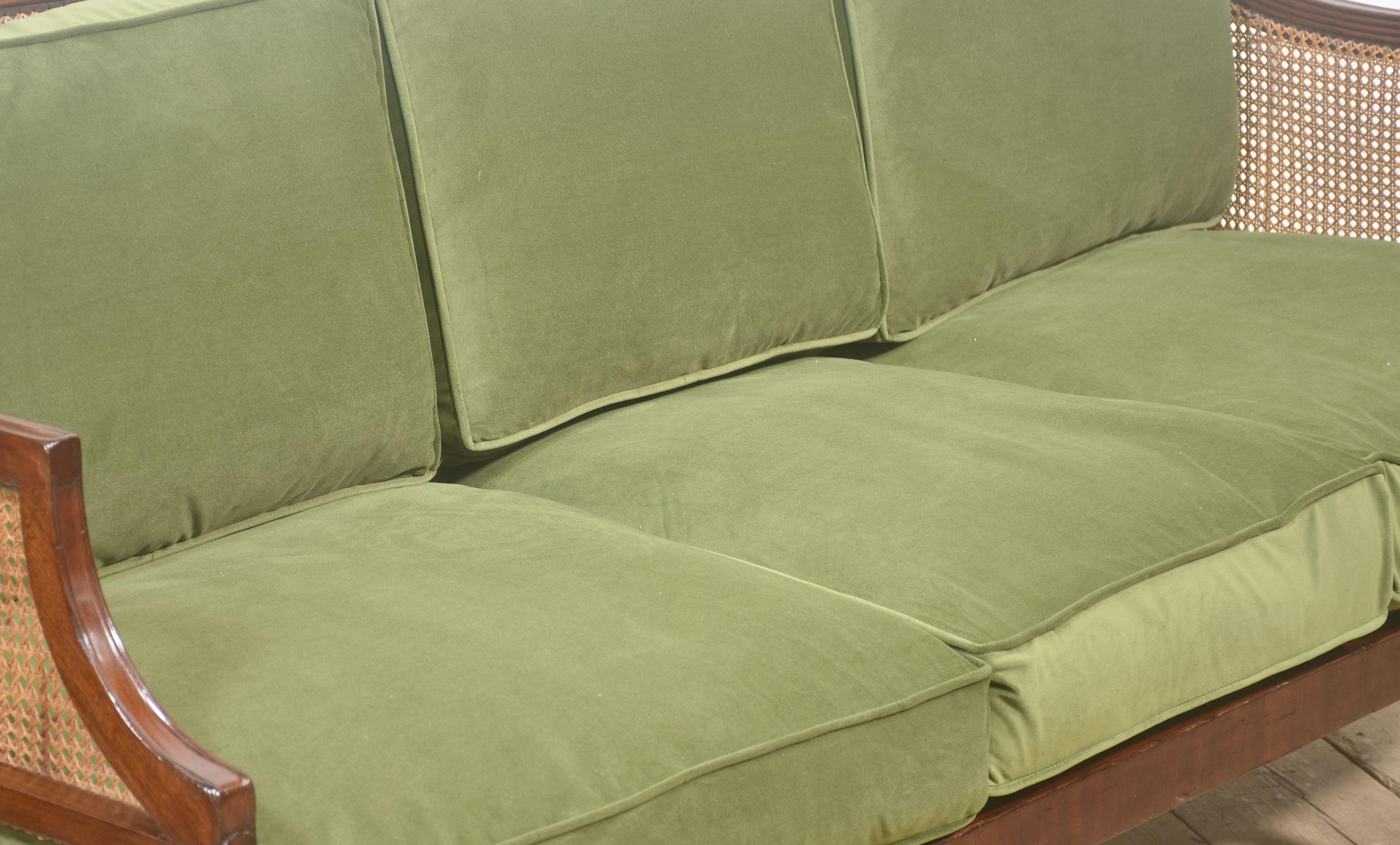 Canapé à dossier en rotin en acajou avec tapisserie en vert olive en vente 1