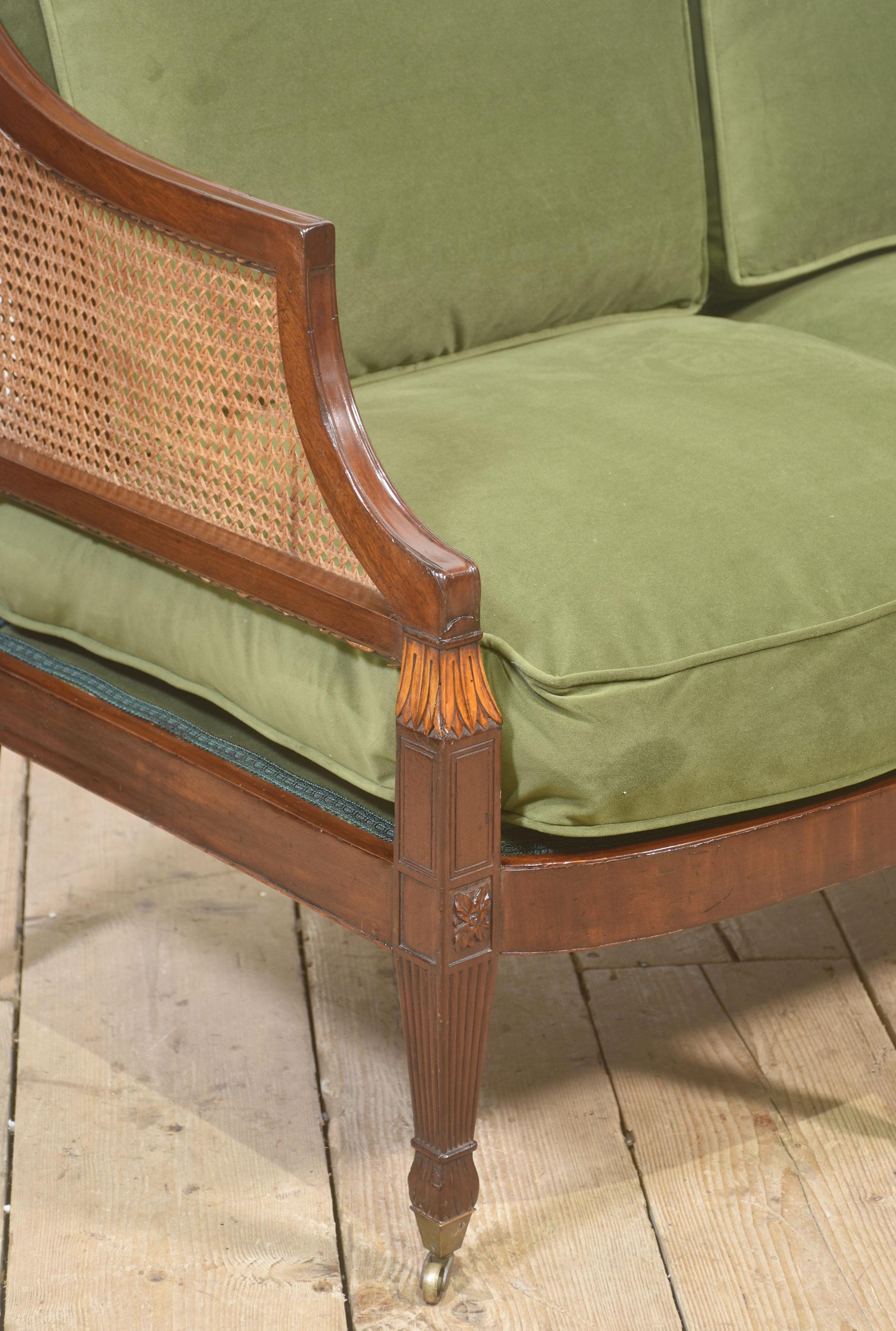 Canapé à dossier en rotin en acajou avec tapisserie en vert olive en vente 2
