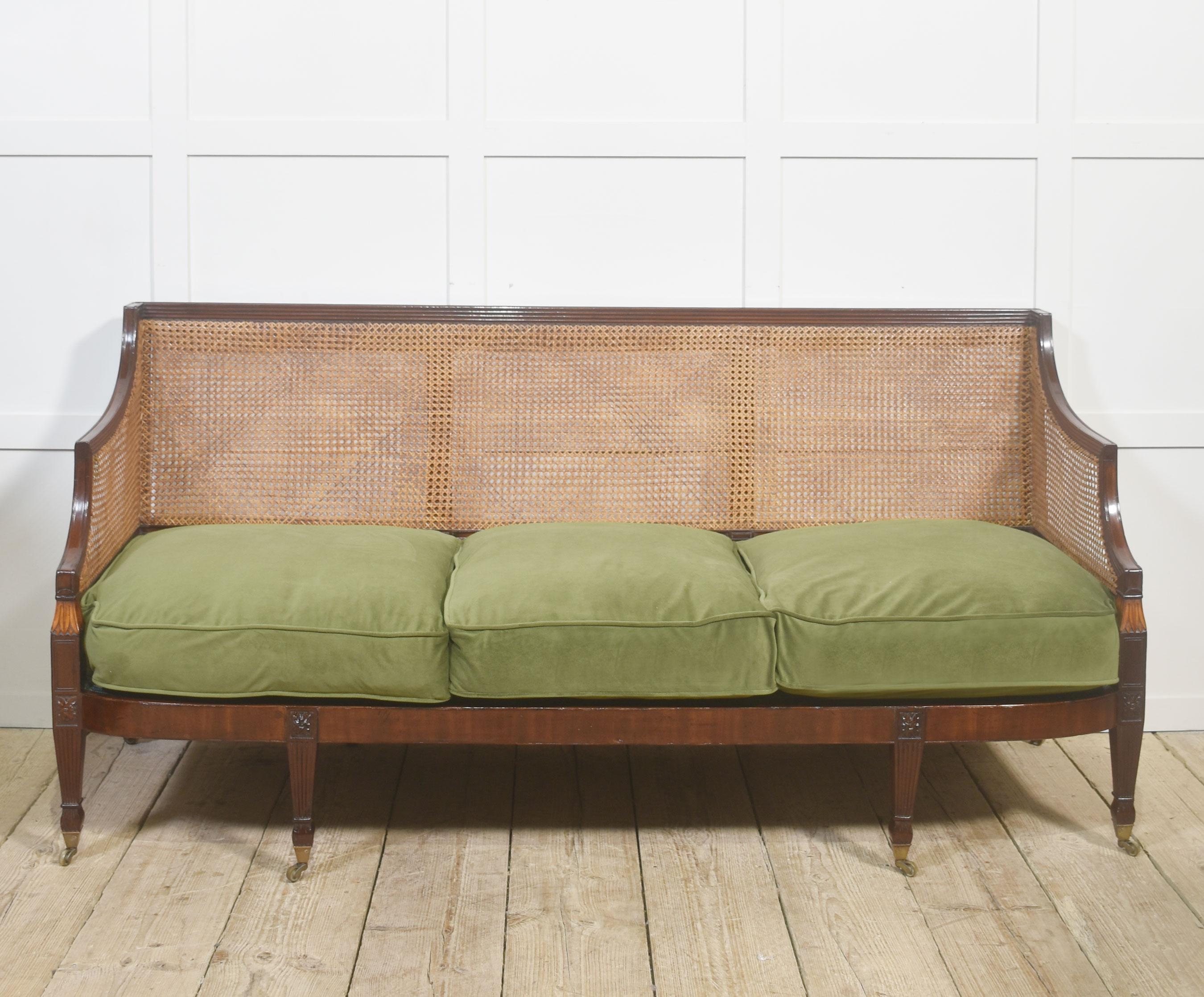Canapé à dossier en rotin en acajou avec tapisserie en vert olive en vente 3
