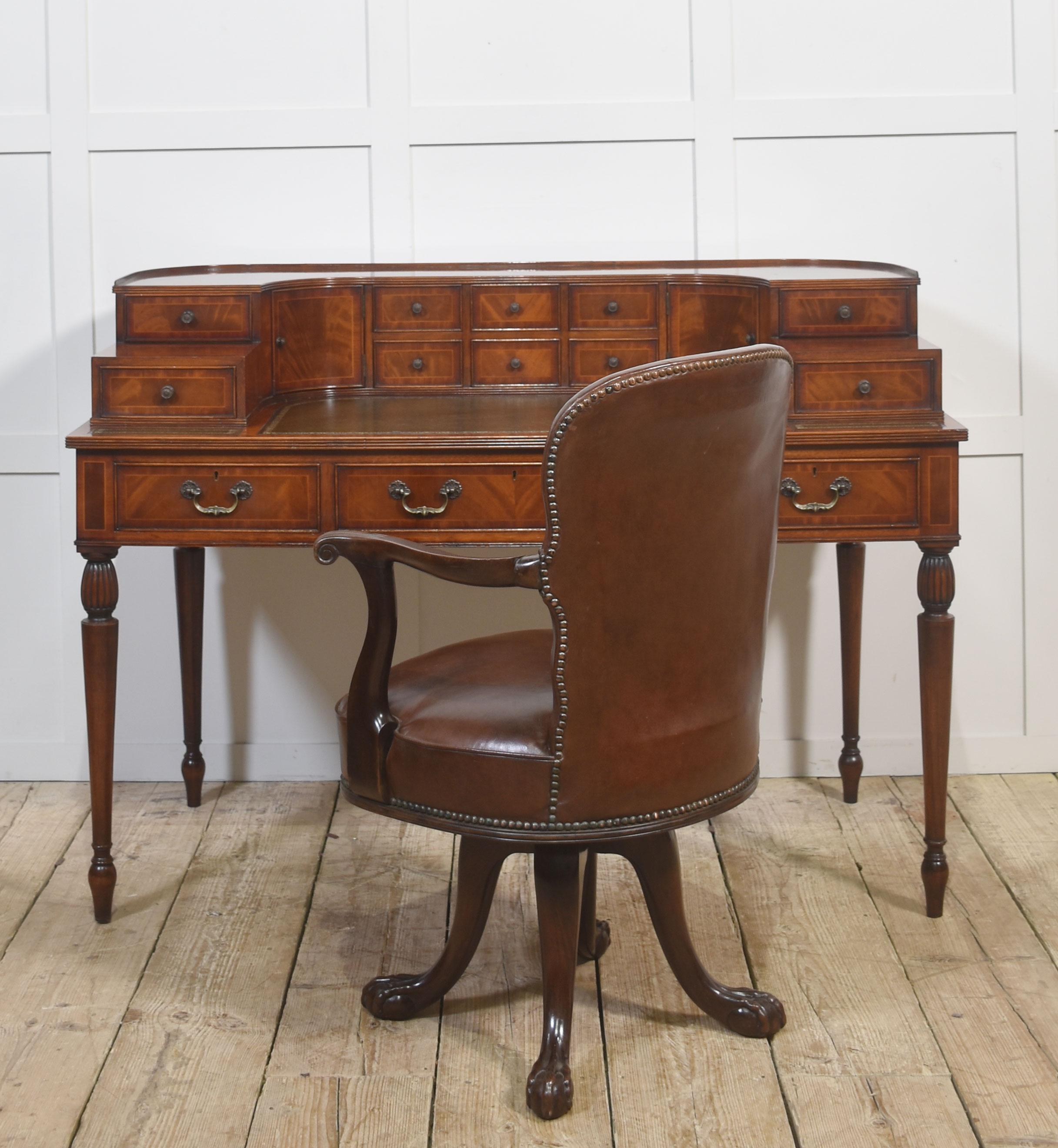 Questa elegante scrivania di Carlton House è realizzata in ricco mogano con una splendida finitura lucida. Caratterizzata da un caratteristico piano superiore curvo, la scrivania è dotata di una serie di piccoli cassetti e scomparti, perfetti per
