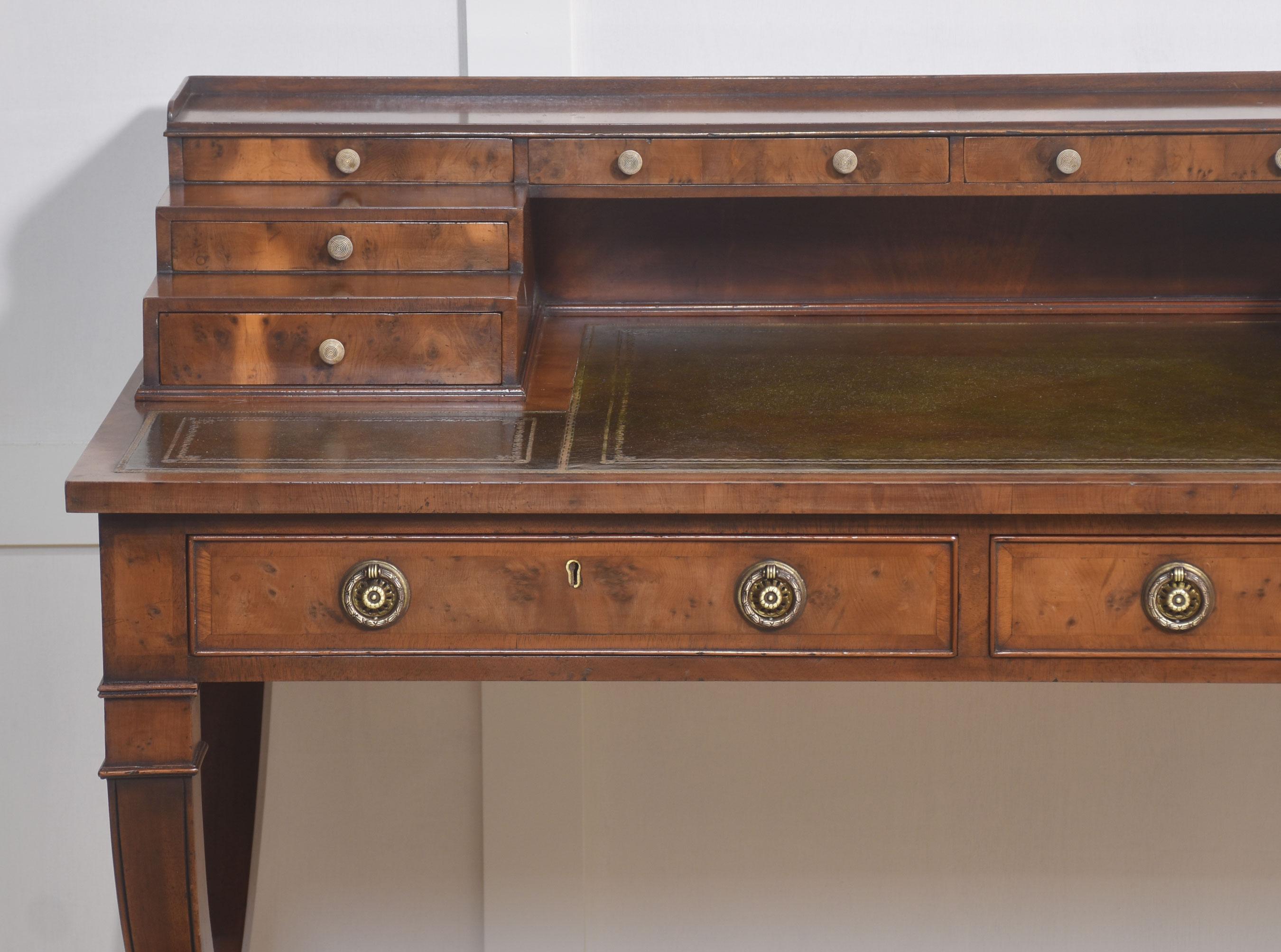 Scrivania in mogano in stile Carlton House in vendita 9
