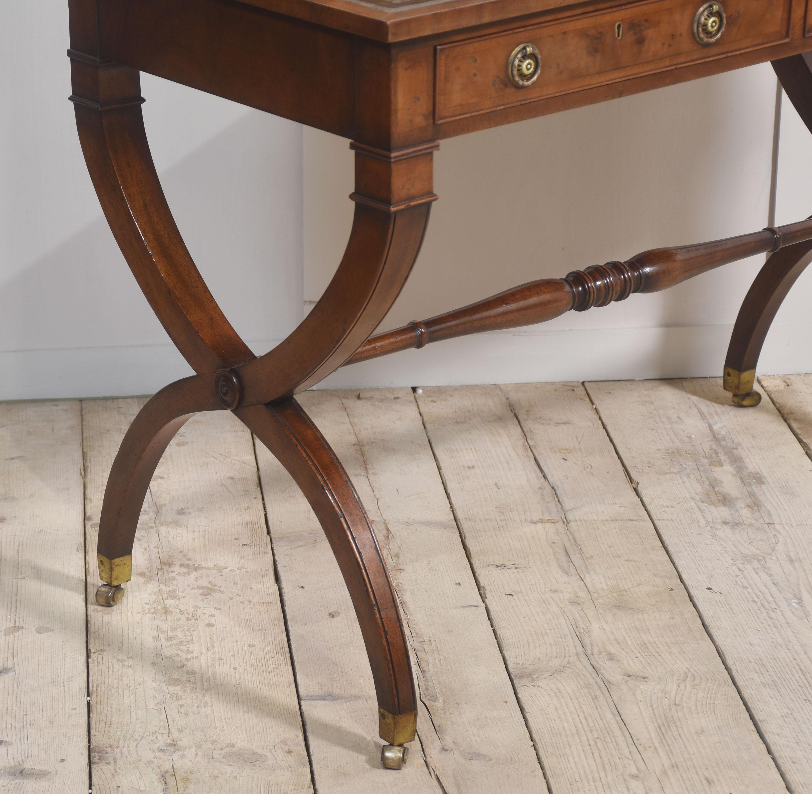 Scrivania in stile Carlton House in mogano, con sovrastruttura rialzata e disposizione di cassetti corti con maniglie tornite. Sopra l'inserto in pelle verde lavorata. Il congelatore è dotato di due cassetti con maniglie in ottone, tutti sollevati