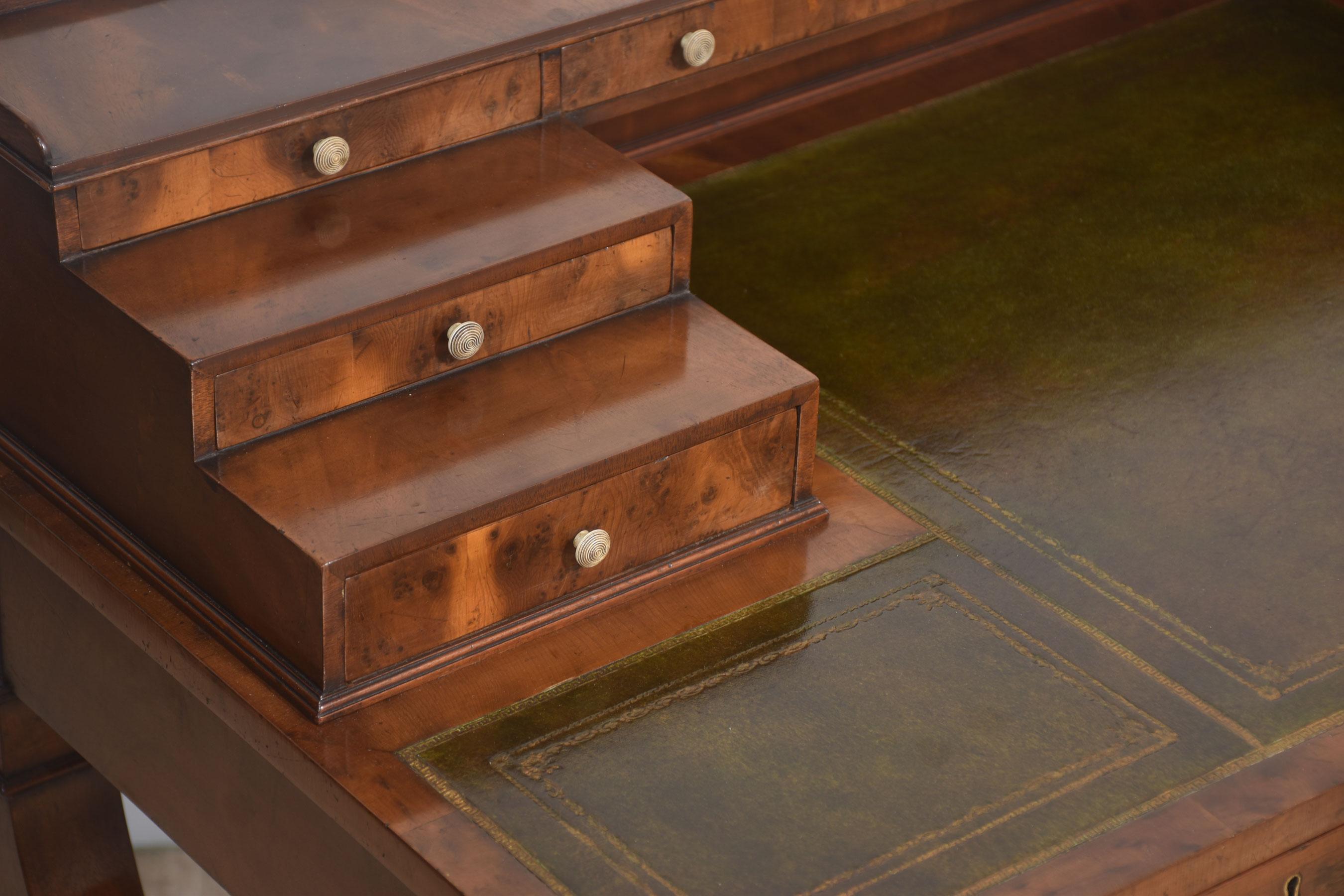 Legno Scrivania in mogano in stile Carlton House in vendita