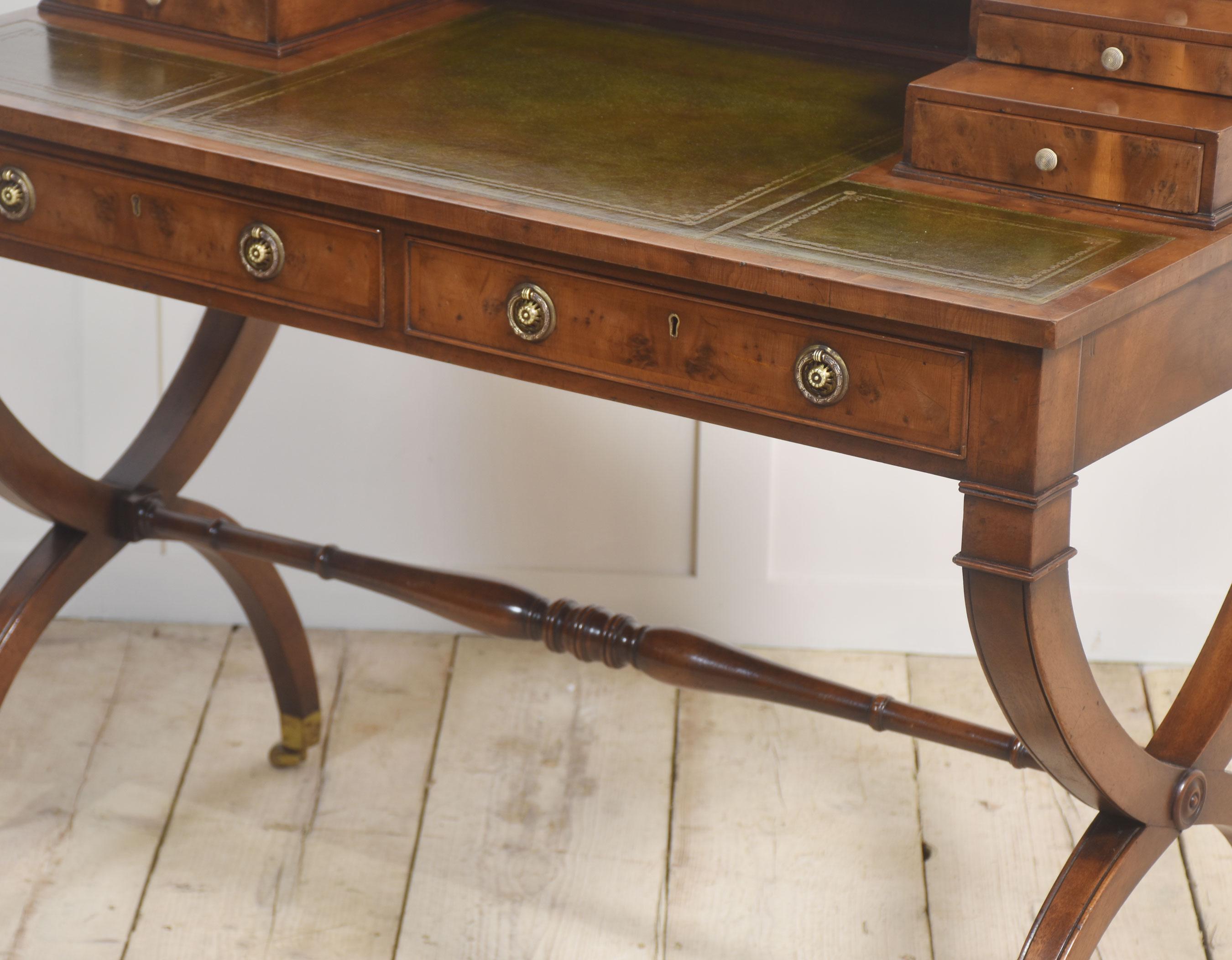 Scrivania in mogano in stile Carlton House in vendita 2