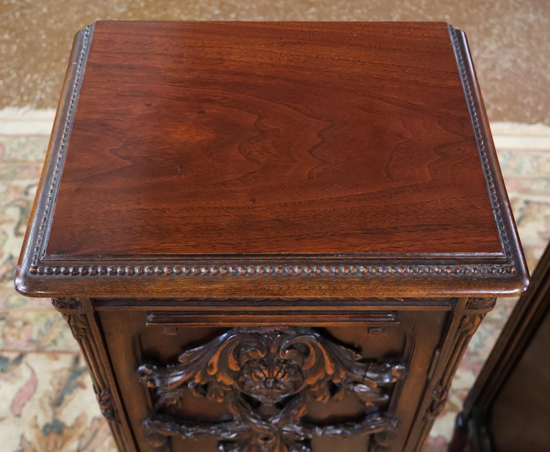 Guéridon en acajou sculpté de style Adams Circa 1920 en vente 4