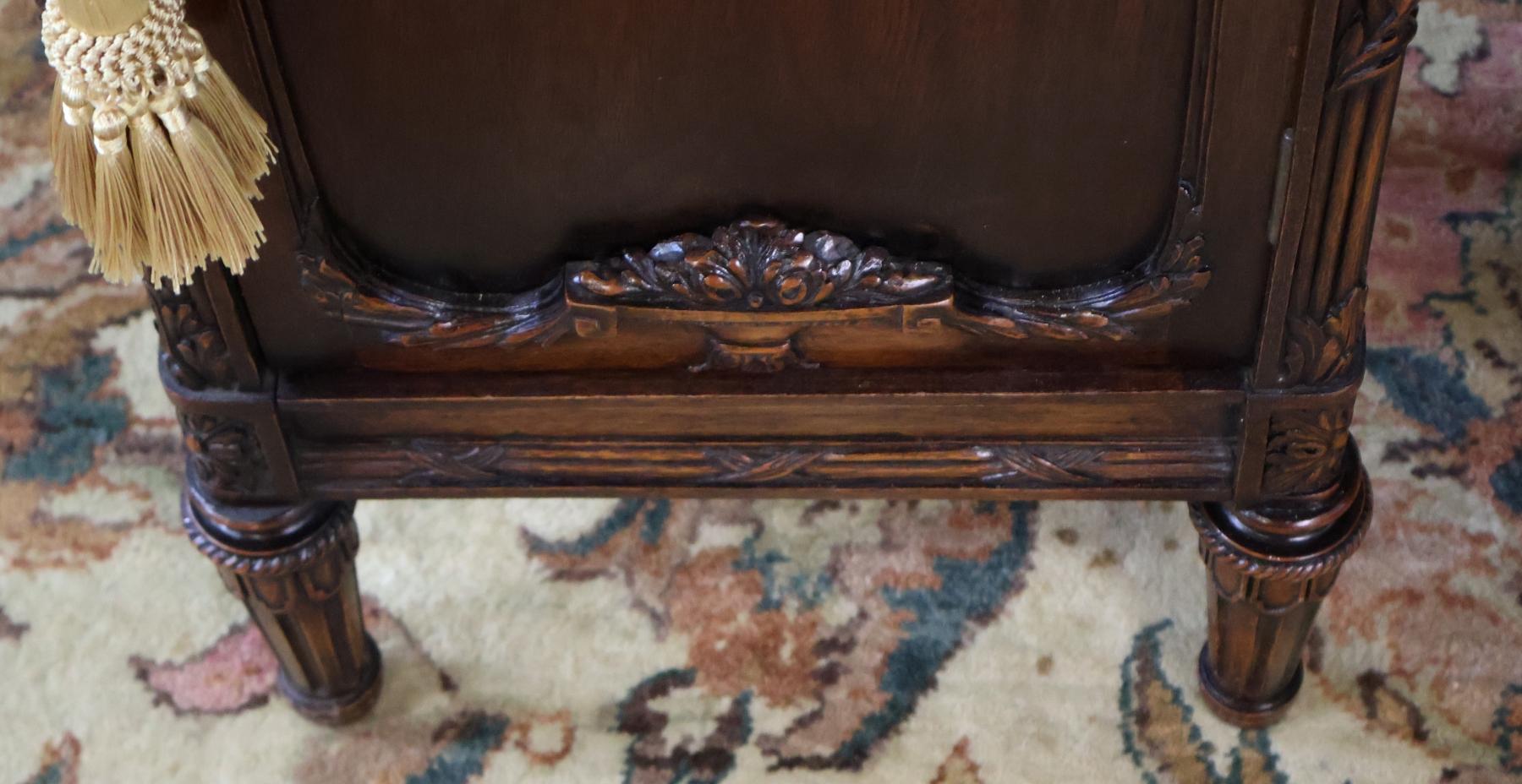 Guéridon en acajou sculpté de style Adams Circa 1920 en vente 5