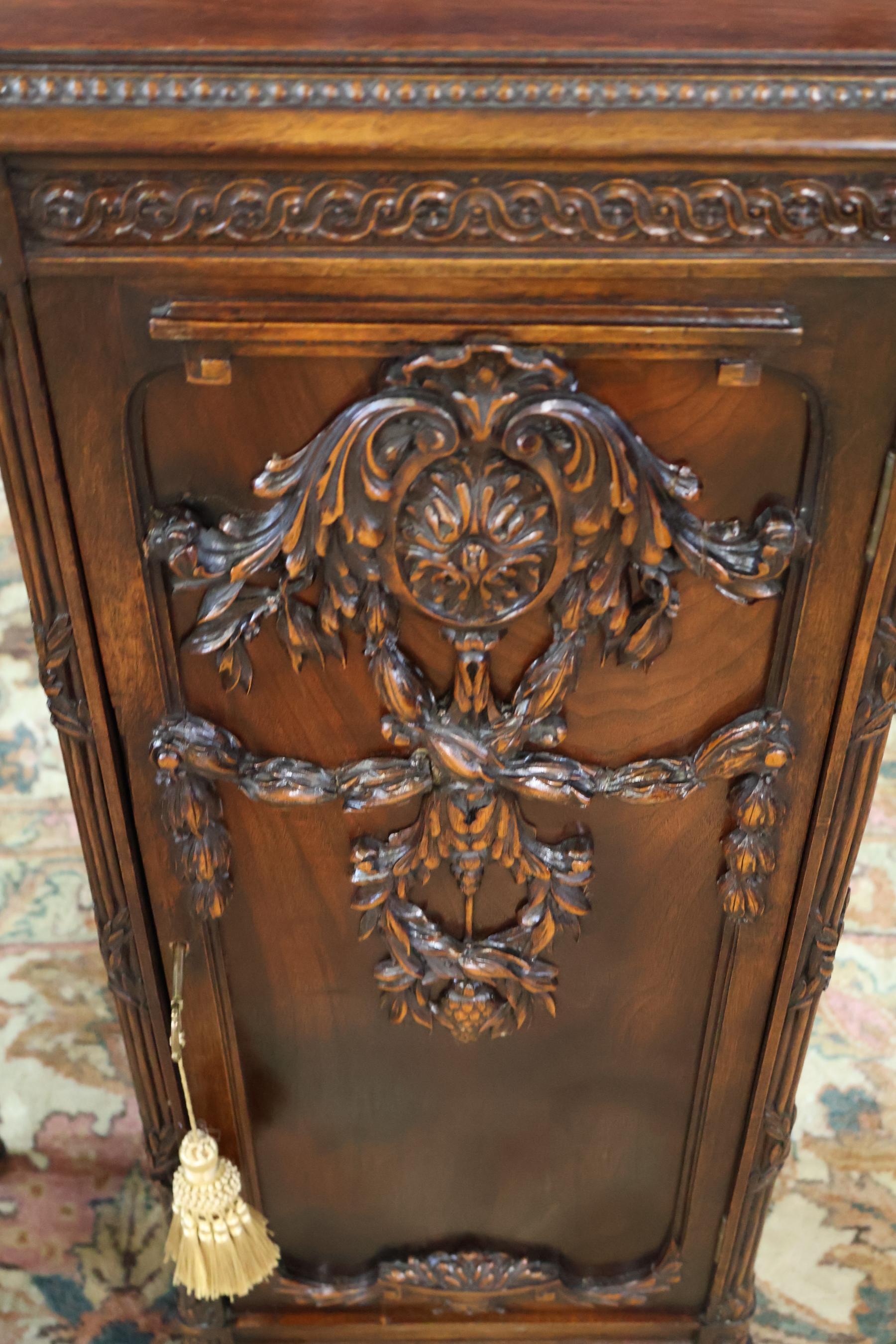 Guéridon en acajou sculpté de style Adams Circa 1920 en vente 6