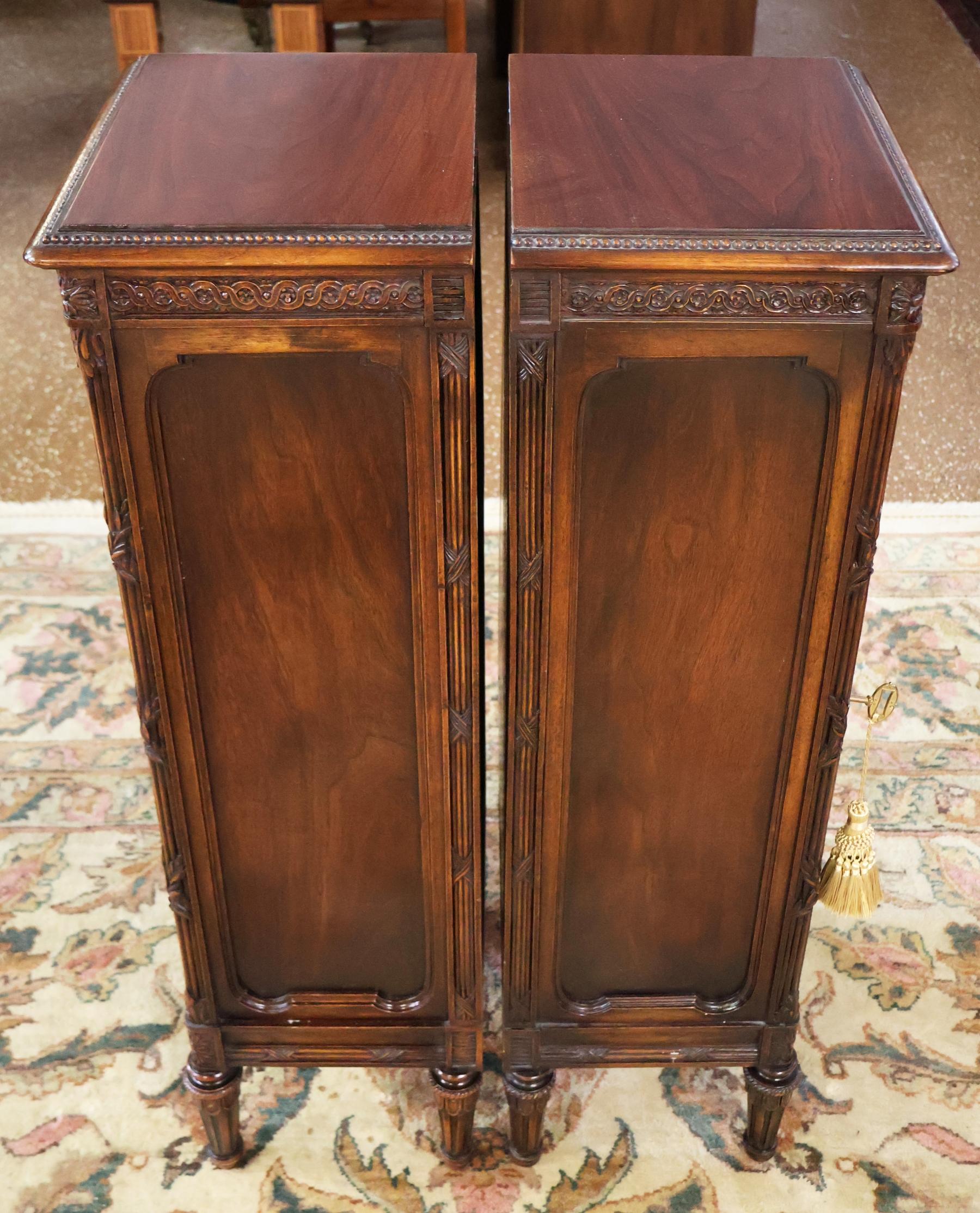 Guéridon en acajou sculpté de style Adams Circa 1920 en vente 7