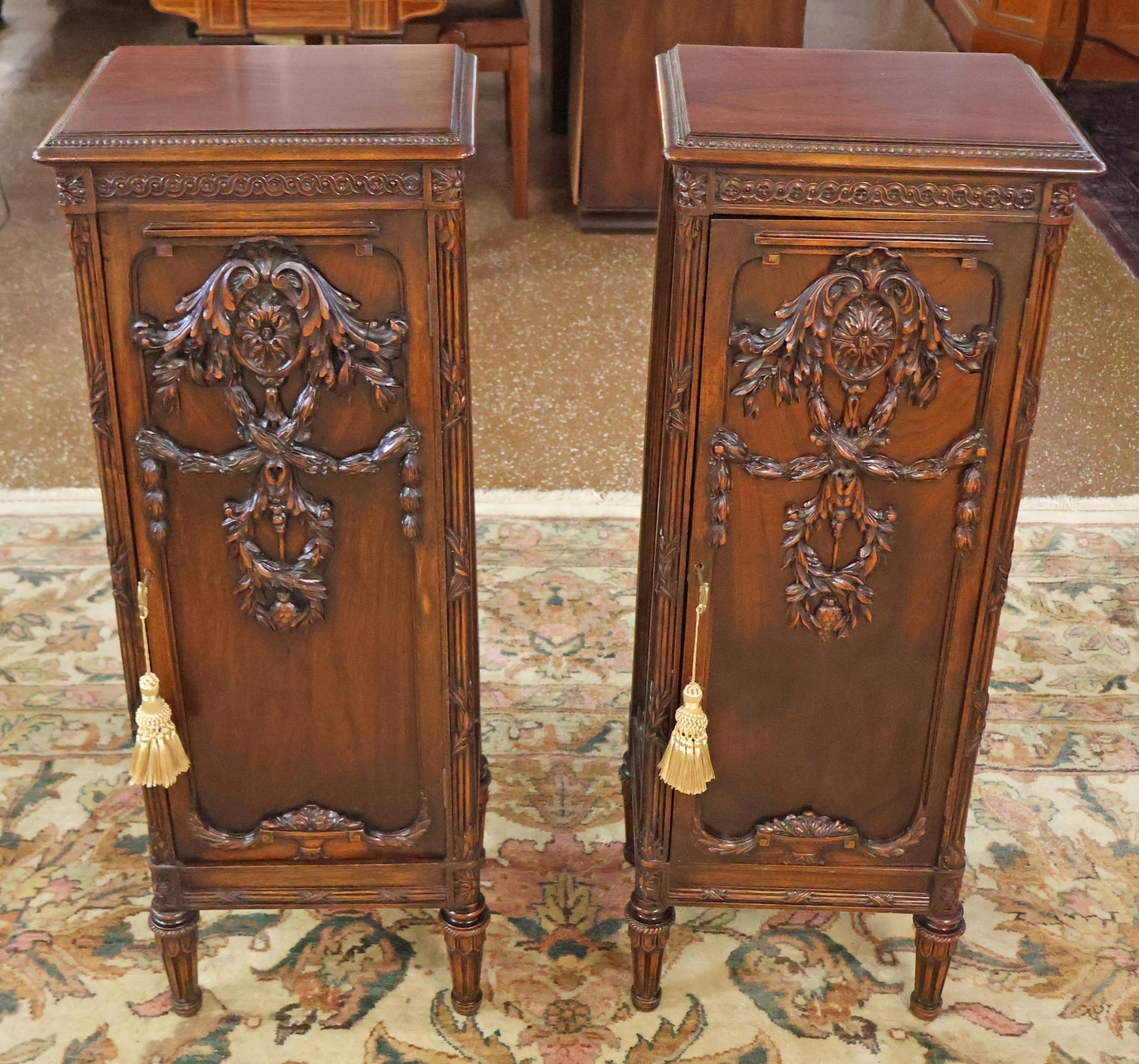 Table de nuit en acajou sculpté de style Adams, cabinet à piédestal, circa 1920

Dimensions : 38.5