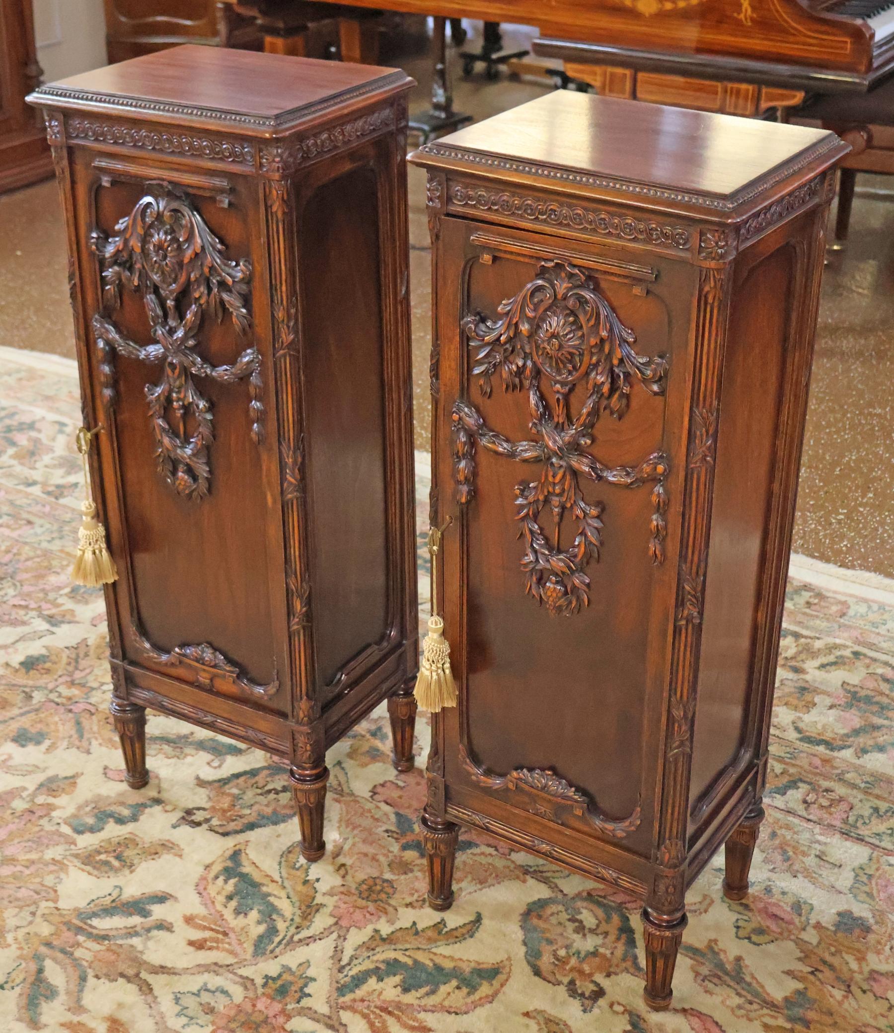 Américain Guéridon en acajou sculpté de style Adams Circa 1920 en vente