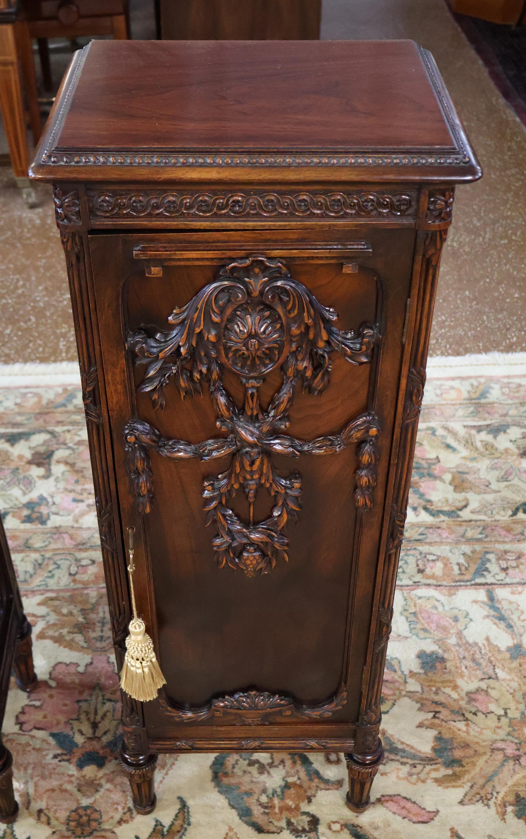 Guéridon en acajou sculpté de style Adams Circa 1920 Bon état - En vente à Long Branch, NJ
