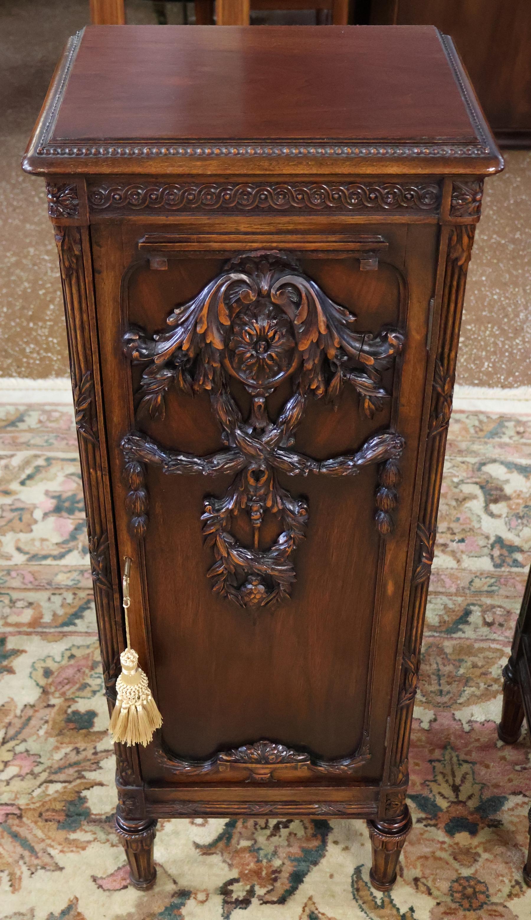 Début du 20ème siècle Guéridon en acajou sculpté de style Adams Circa 1920 en vente