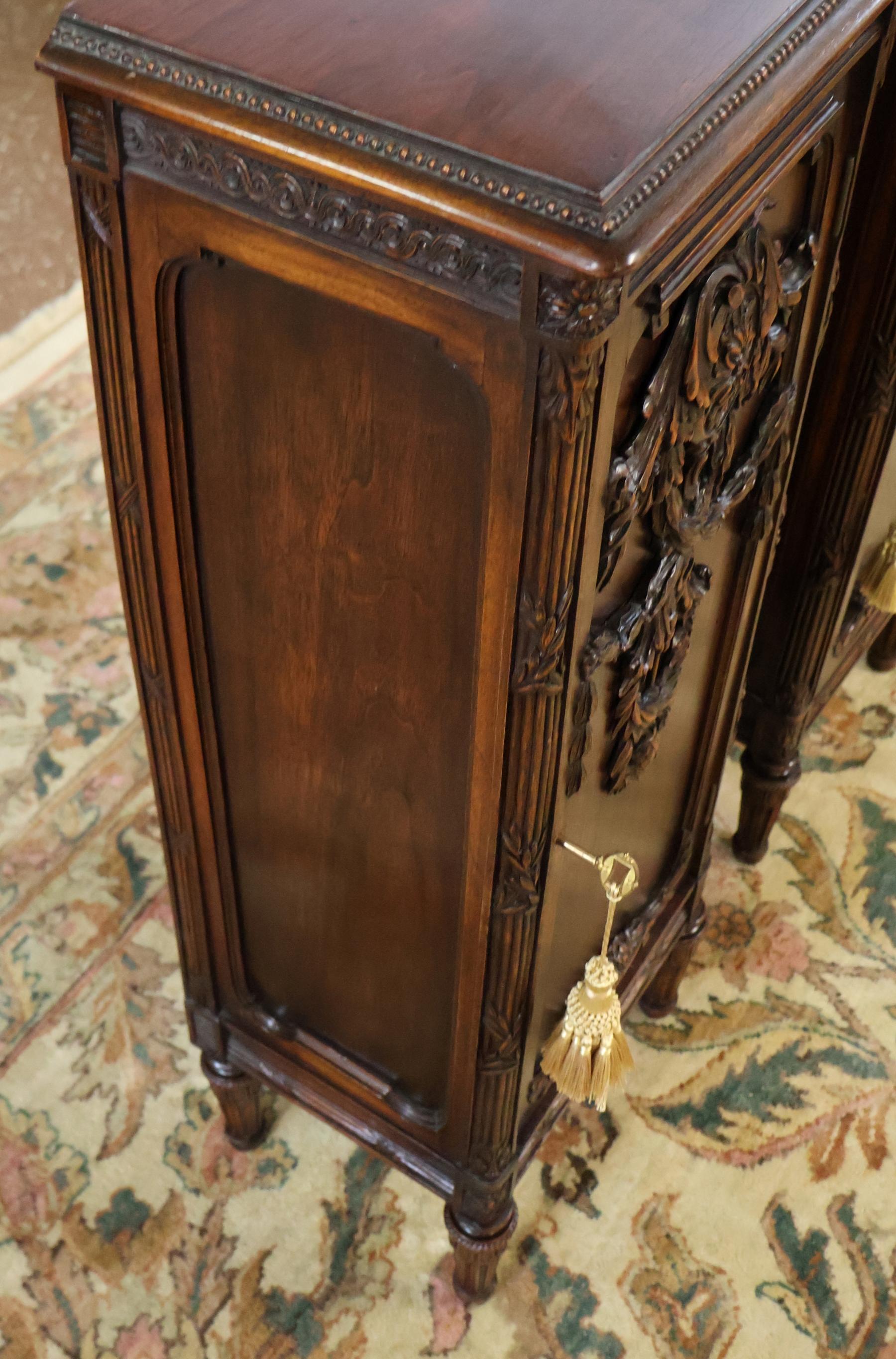 Acajou Guéridon en acajou sculpté de style Adams Circa 1920 en vente