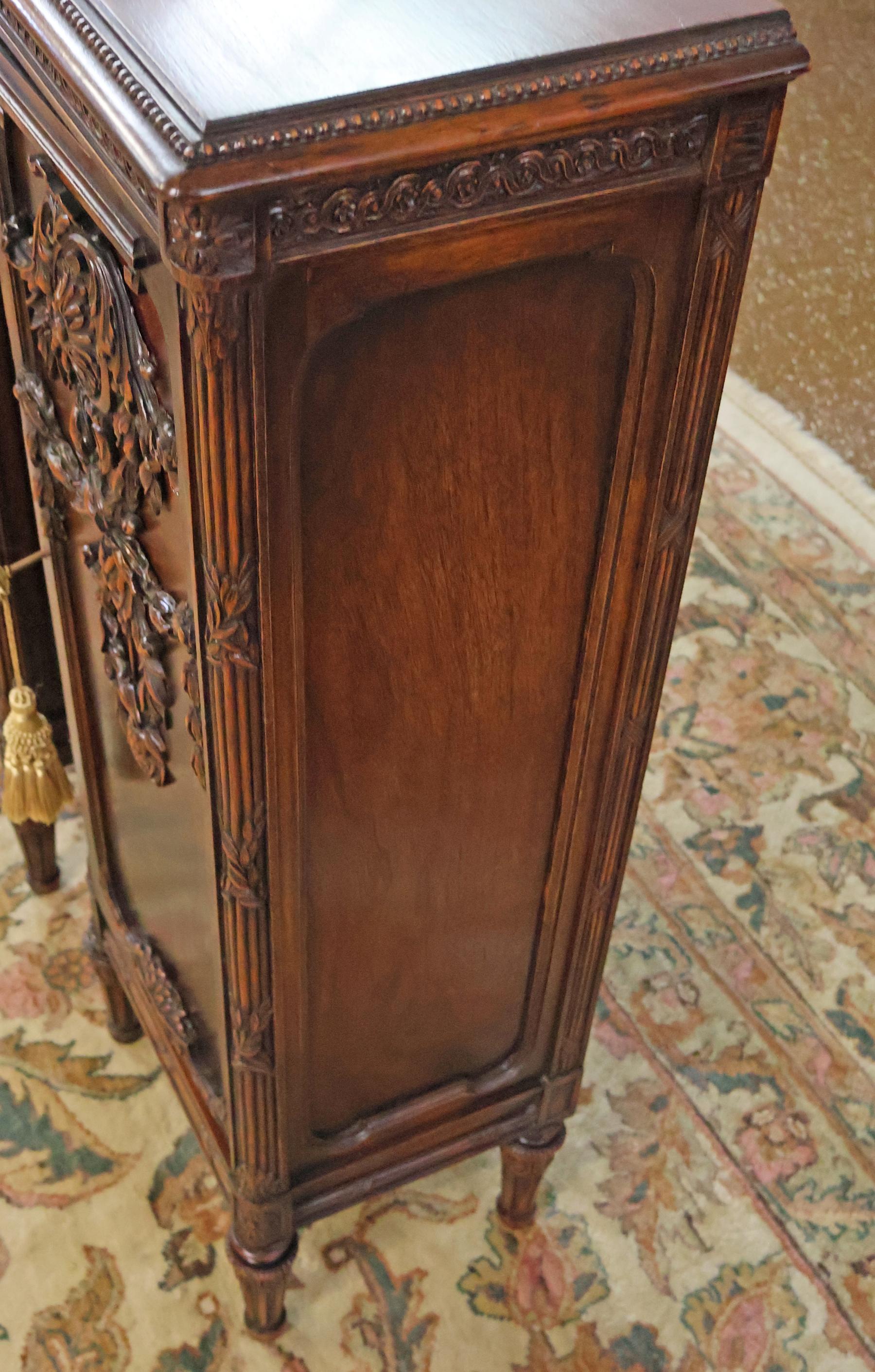 Guéridon en acajou sculpté de style Adams Circa 1920 en vente 1