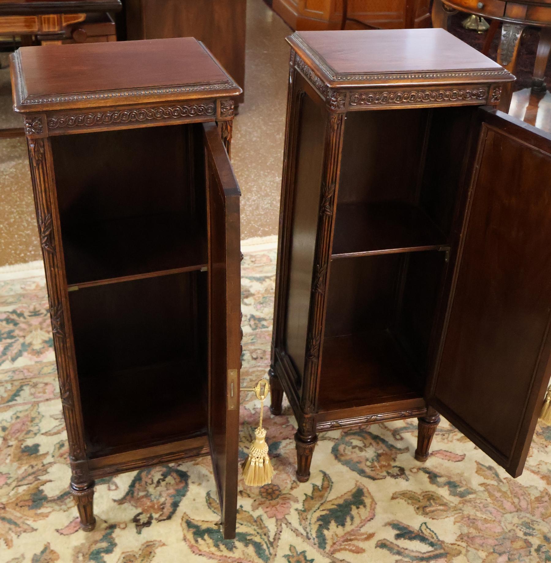Guéridon en acajou sculpté de style Adams Circa 1920 en vente 2