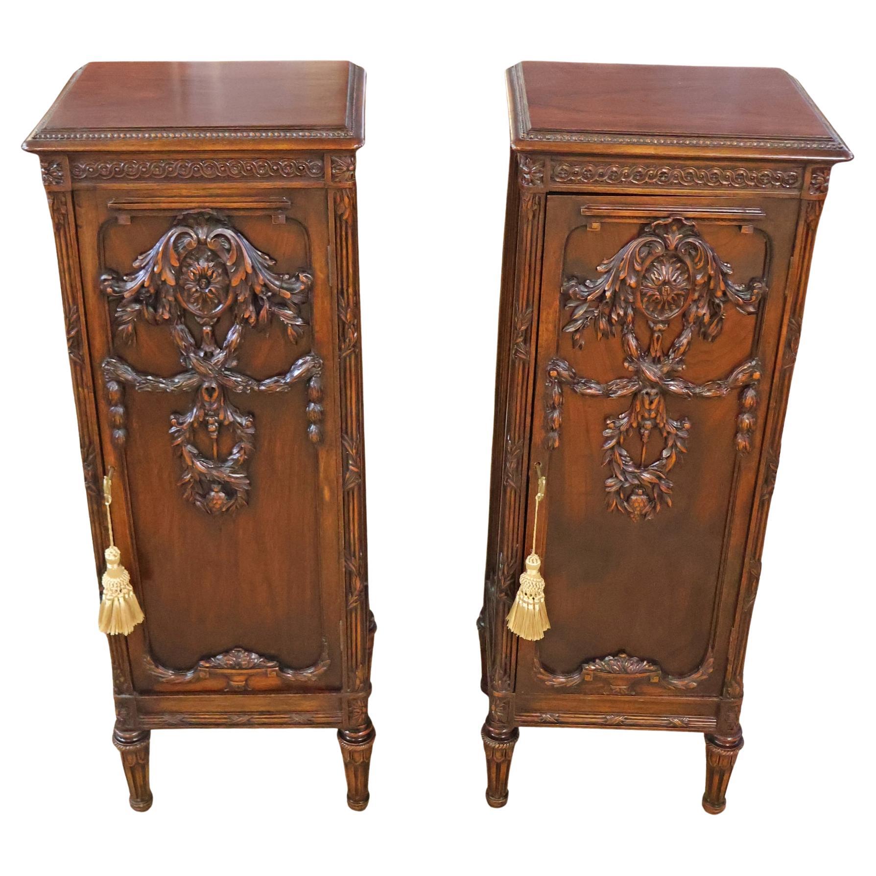 Guéridon en acajou sculpté de style Adams Circa 1920 en vente