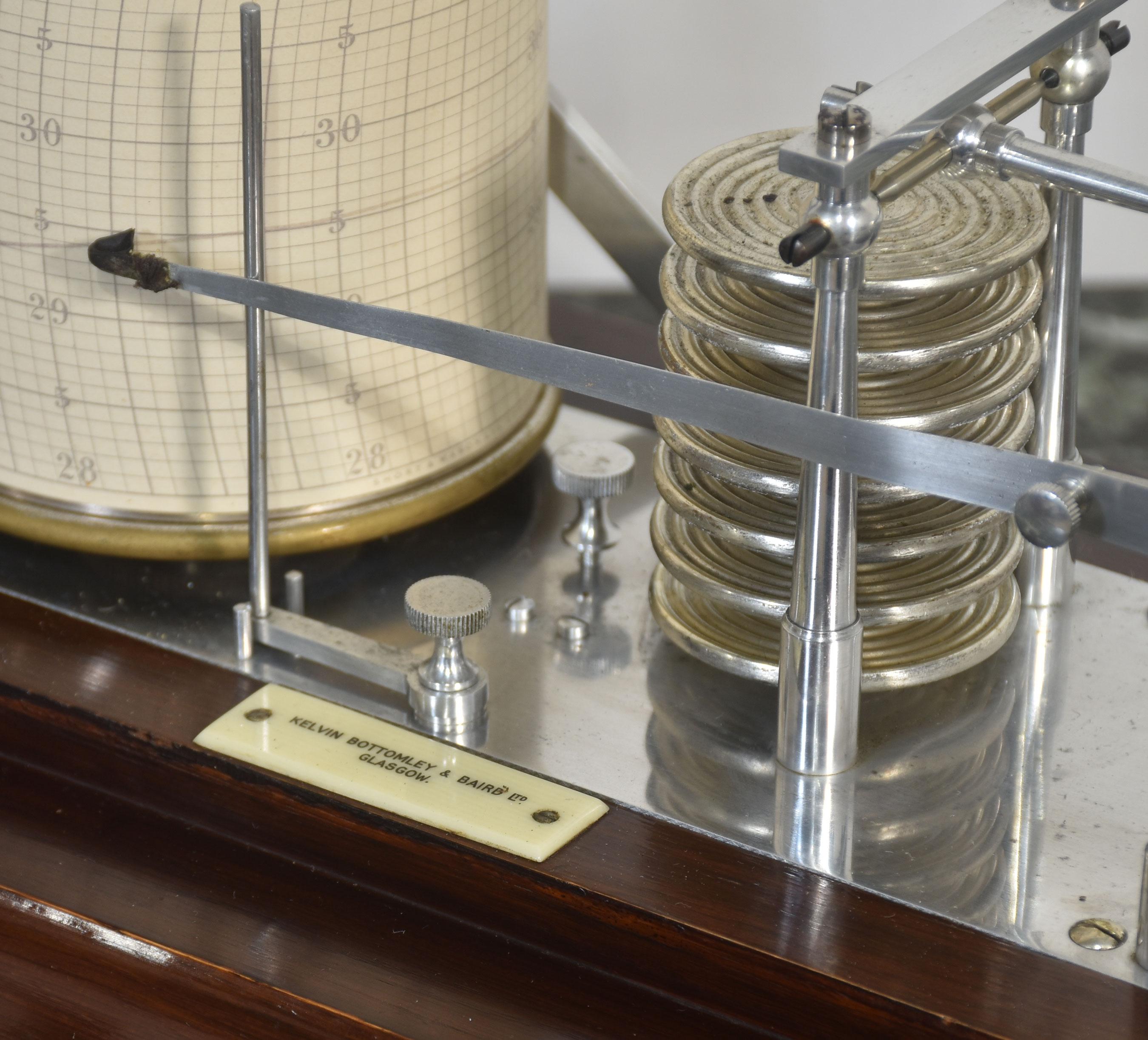 Britannique Barographe avec boîtier en acajou en vente