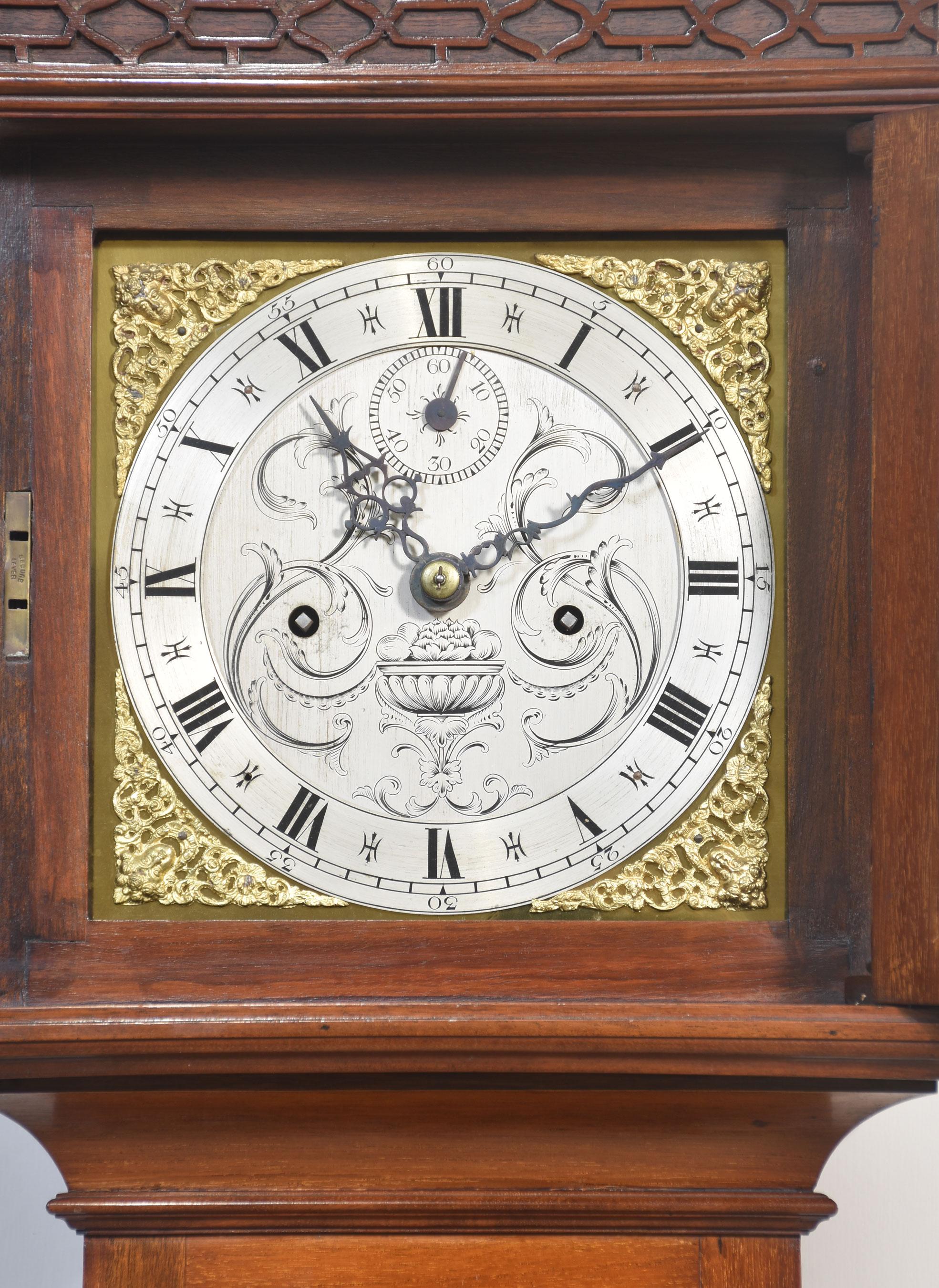 Britannico Orologio della nonna a otto giorni con cassa in mogano in vendita