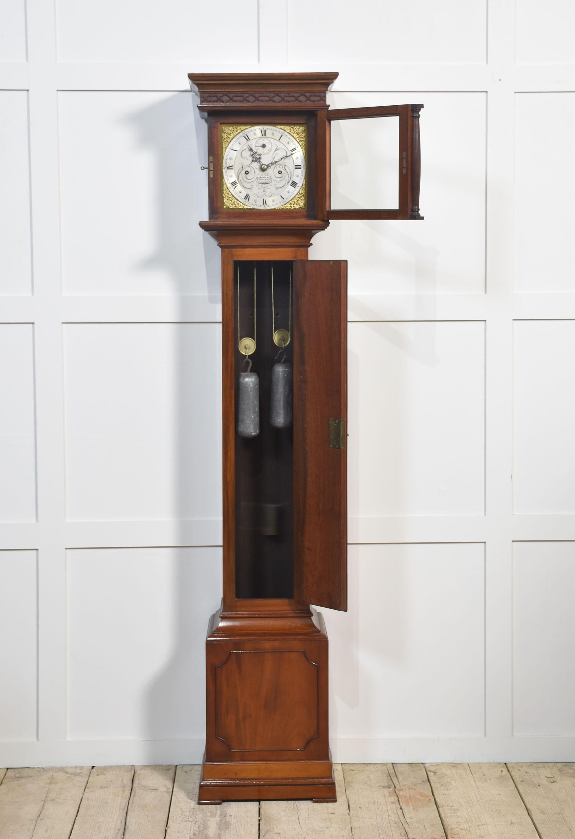 Orologio della nonna a otto giorni con cassa in mogano In condizioni buone in vendita a Cheshire, GB