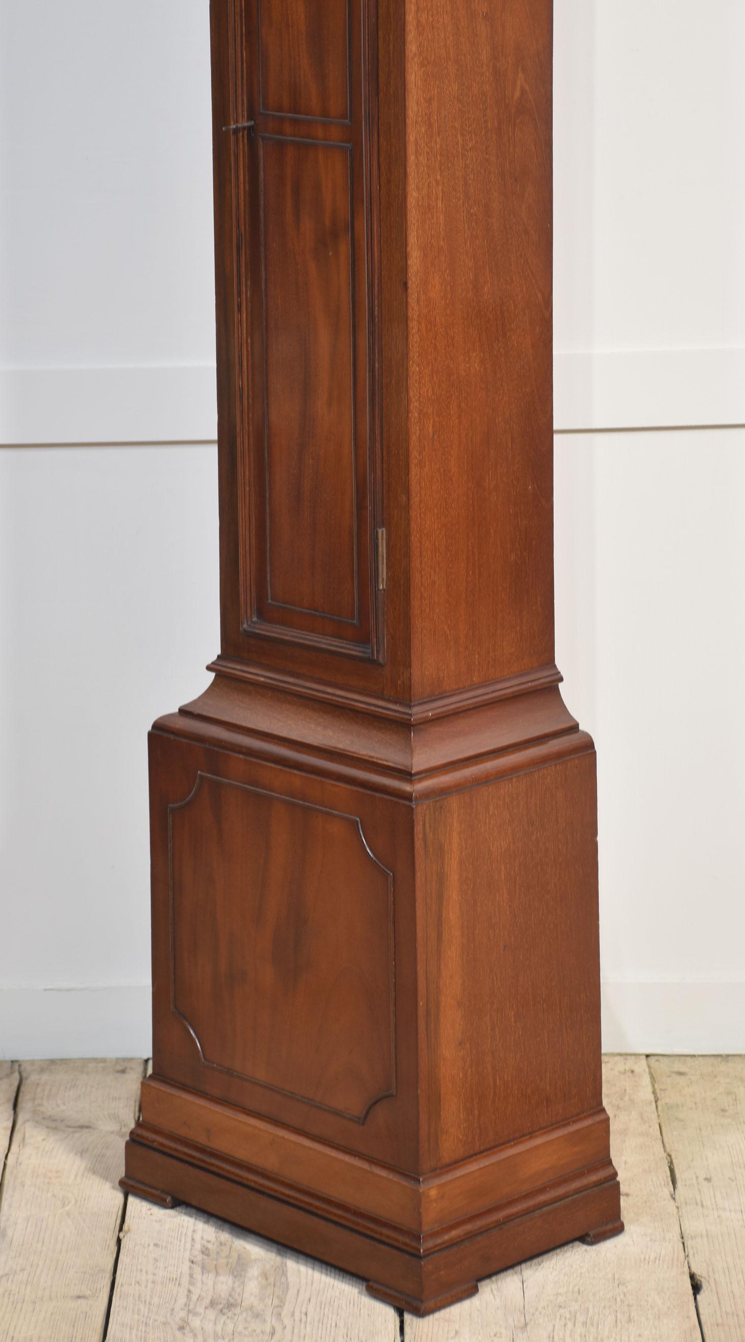 Legno Orologio della nonna a otto giorni con cassa in mogano in vendita