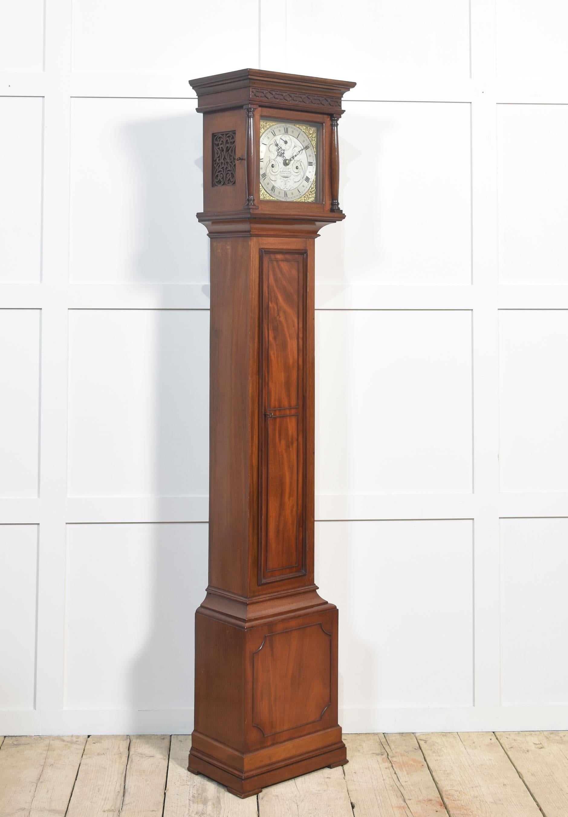 Orologio della nonna a otto giorni con cassa in mogano in vendita 3