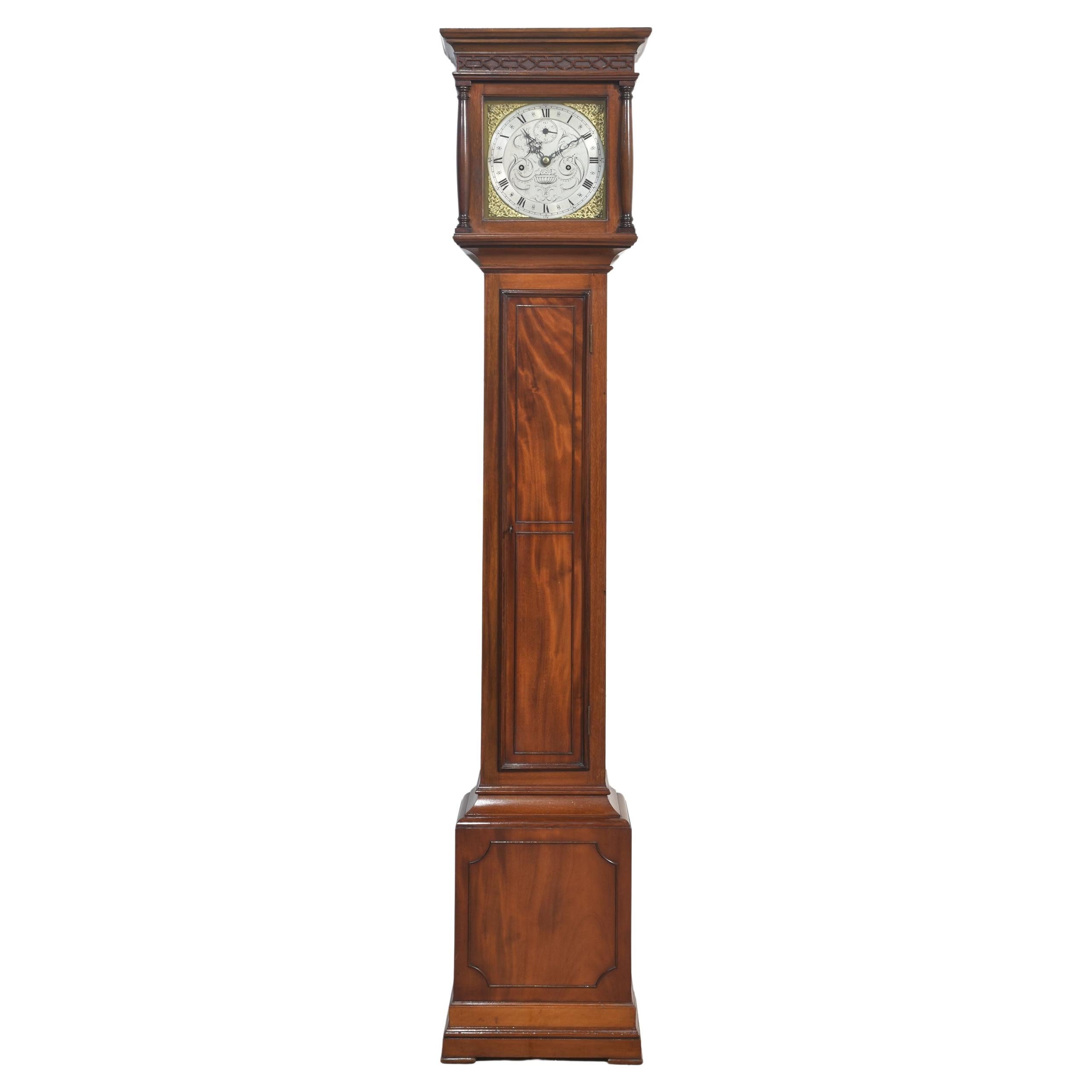 Reloj de la abuela de ocho días con caja de caoba