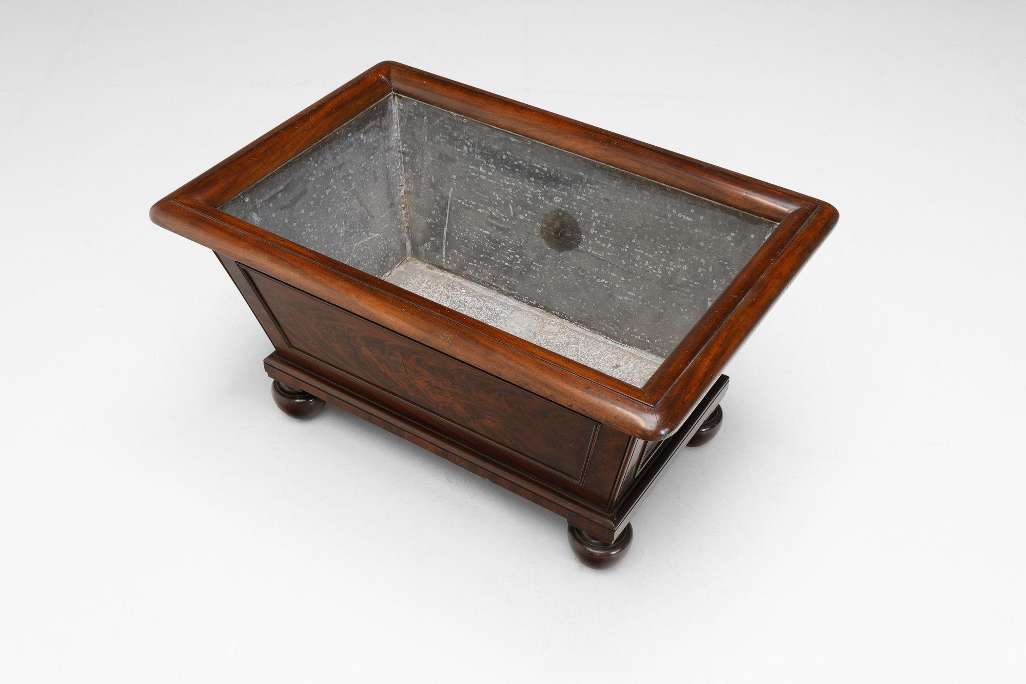 Early Victorian mahogany cellarette with original lining and casters. Circa 1830

H 47cm x W 89cm x D 61cm