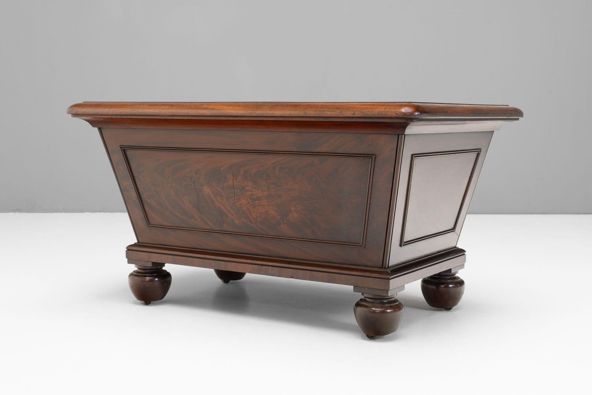 Mahogany Cellarette In Good Condition For Sale In London, England
