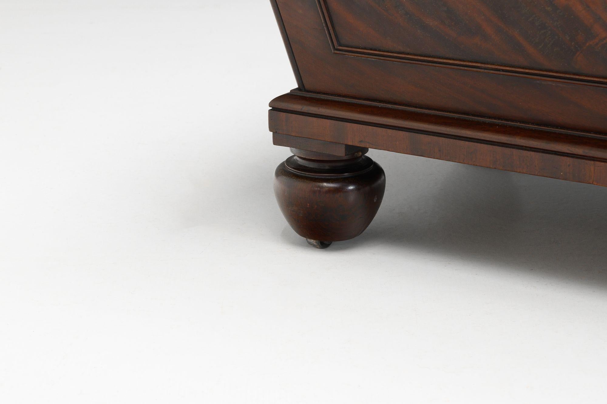 Mid-19th Century Mahogany Cellarette For Sale