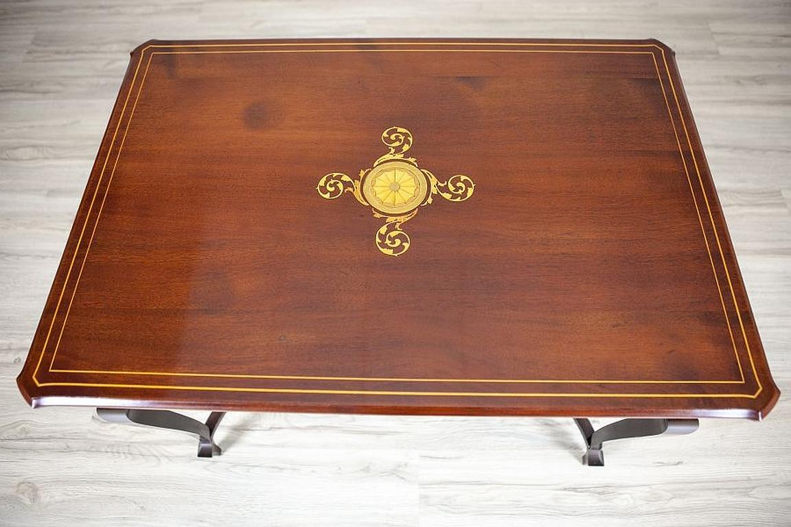Art Nouveau Mahogany Center Table From the Early 20th Century with Floral Inlays For Sale 4