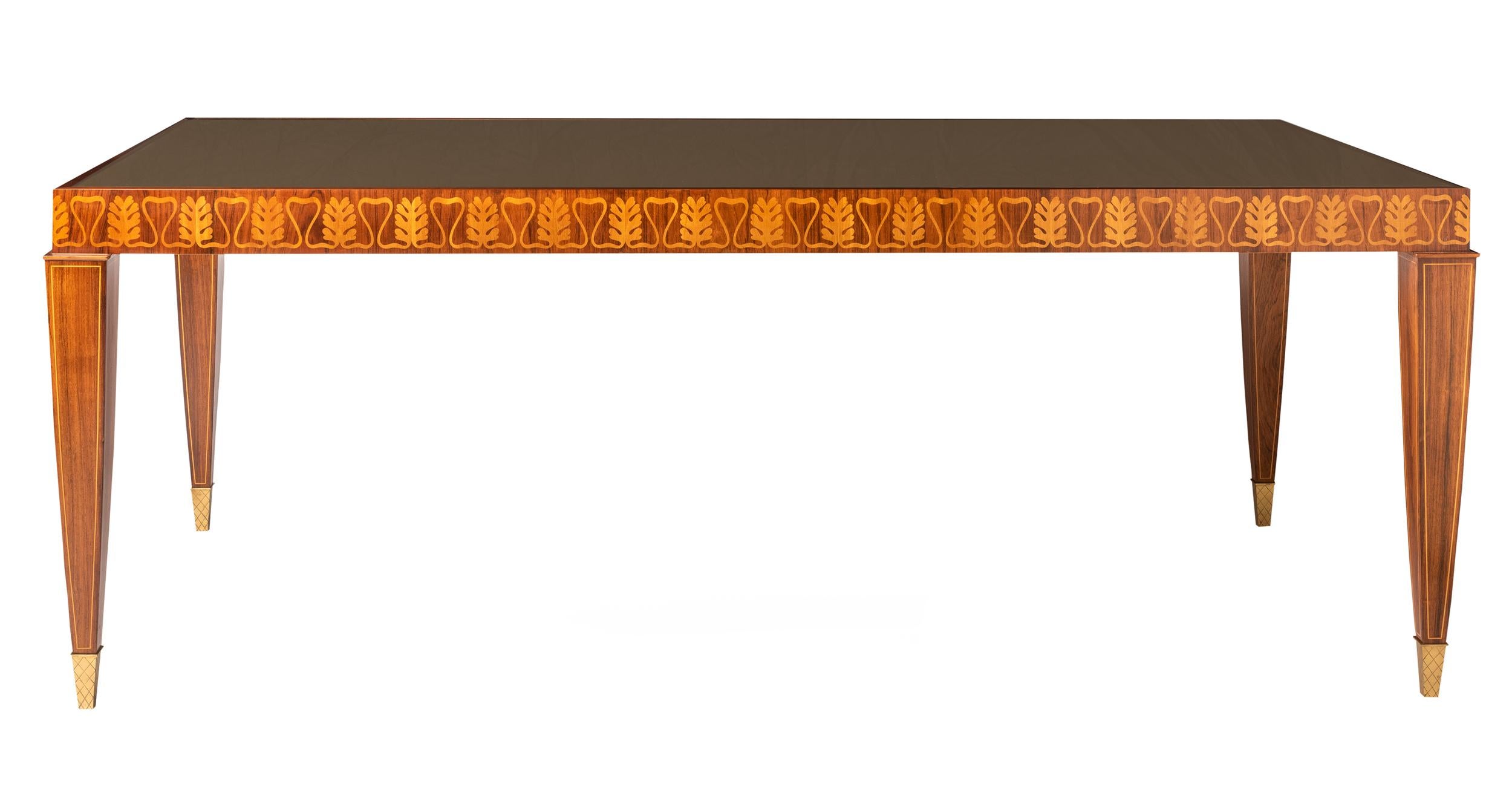 Mesa de centro de caoba de Paolo Buffa.
Forma rectangular.
Tapa de cristal de color original.
El friso tiene incrustaciones de una banda de decoración estilizada de antemión con incrustaciones de madera de sicomoro.
Las patas, afiladas, tienen