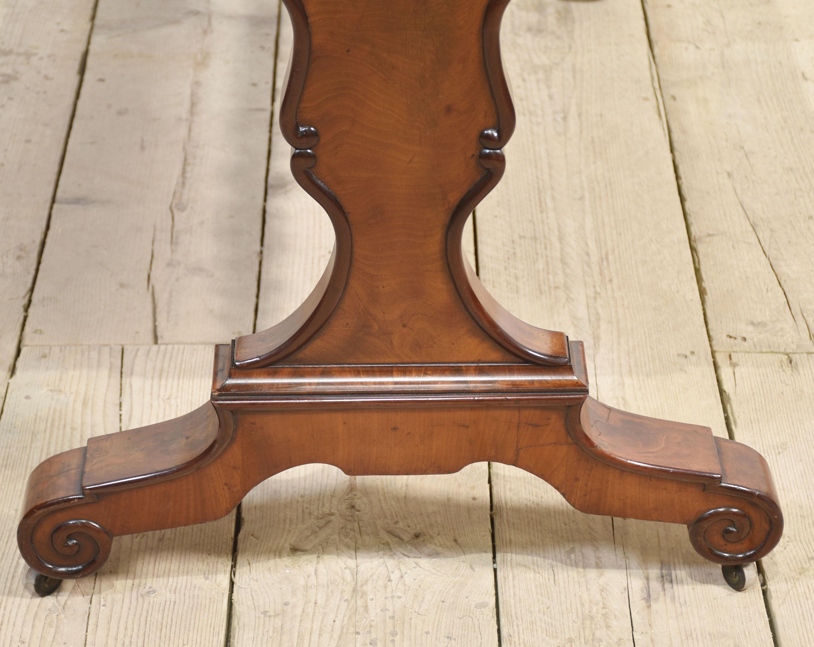 Mahogany centre table For Sale 1