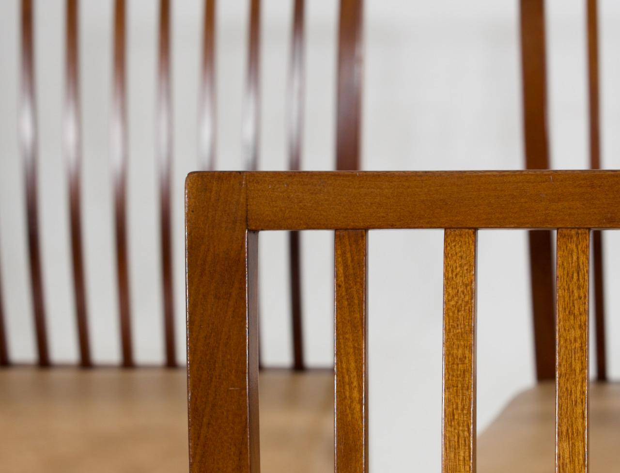 Huit fantastiques chaises en acajou avec sièges en cuir par A.J Iversens à Copenhague, vers les années 1960.