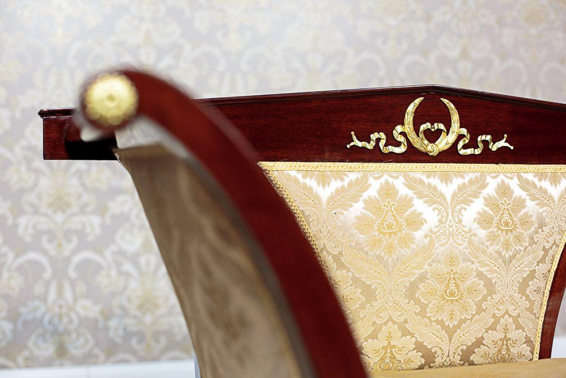 Chaiselongue aus dem 19. Jahrhundert, Neo-Empire-Stil mit gelbem Stoff und Messingdetails (Furnier) im Angebot