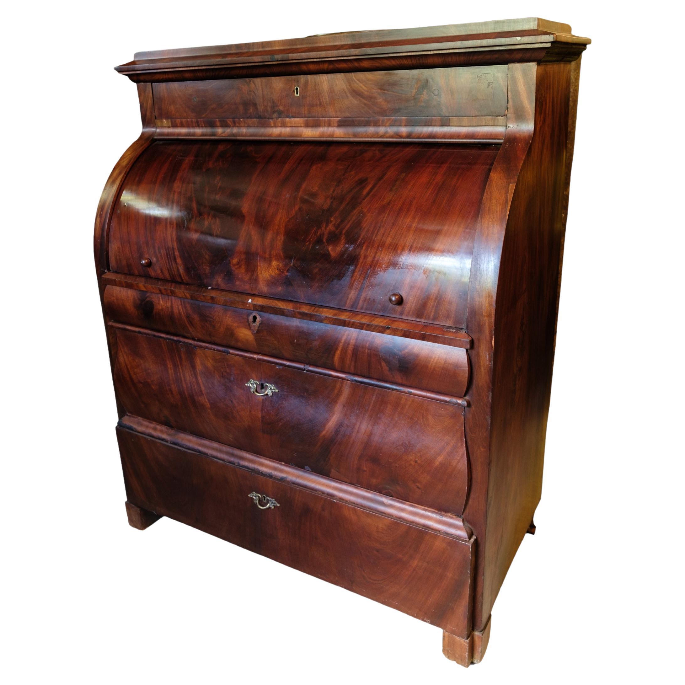 Mahogany chatol with four drawers and internal marquetry from around the year 1820.
Dimensions in cm: H:140 W:110 D:56