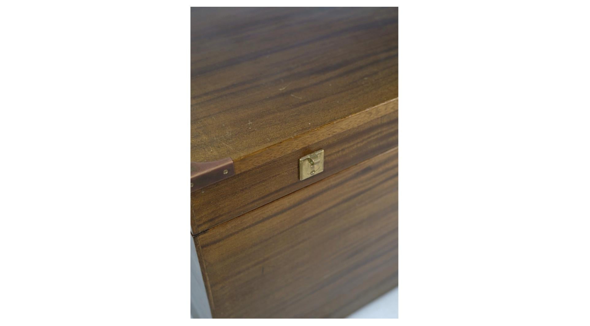 Small box in mahogany with brass handles and hinges from the 1960s.
Dimensions in cm: H: 53 W: 90 D: 45.
Great condition.
 