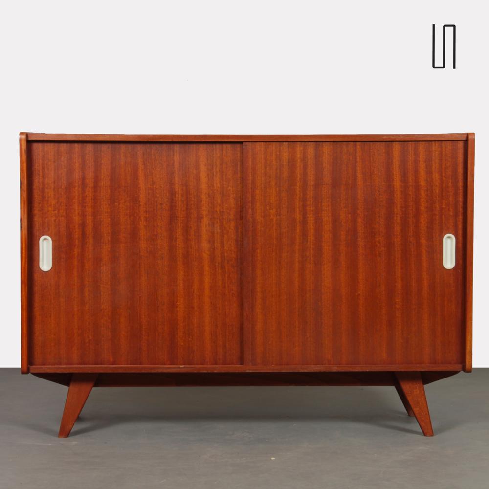 Questa cassapanca vintage in mogano è stata disegnata da Jiri Jiroutek per l'editore ceco Interi Praha intorno al 1960. Si tratta del modello U-452 che si apre con due porte scorrevoli. Questa cassettiera in legno è in buone condizioni originali. La