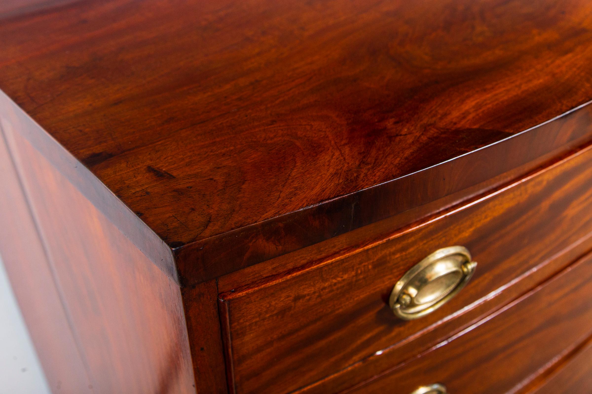 Mahogany Chest In Excellent Condition For Sale In Stamford, CT