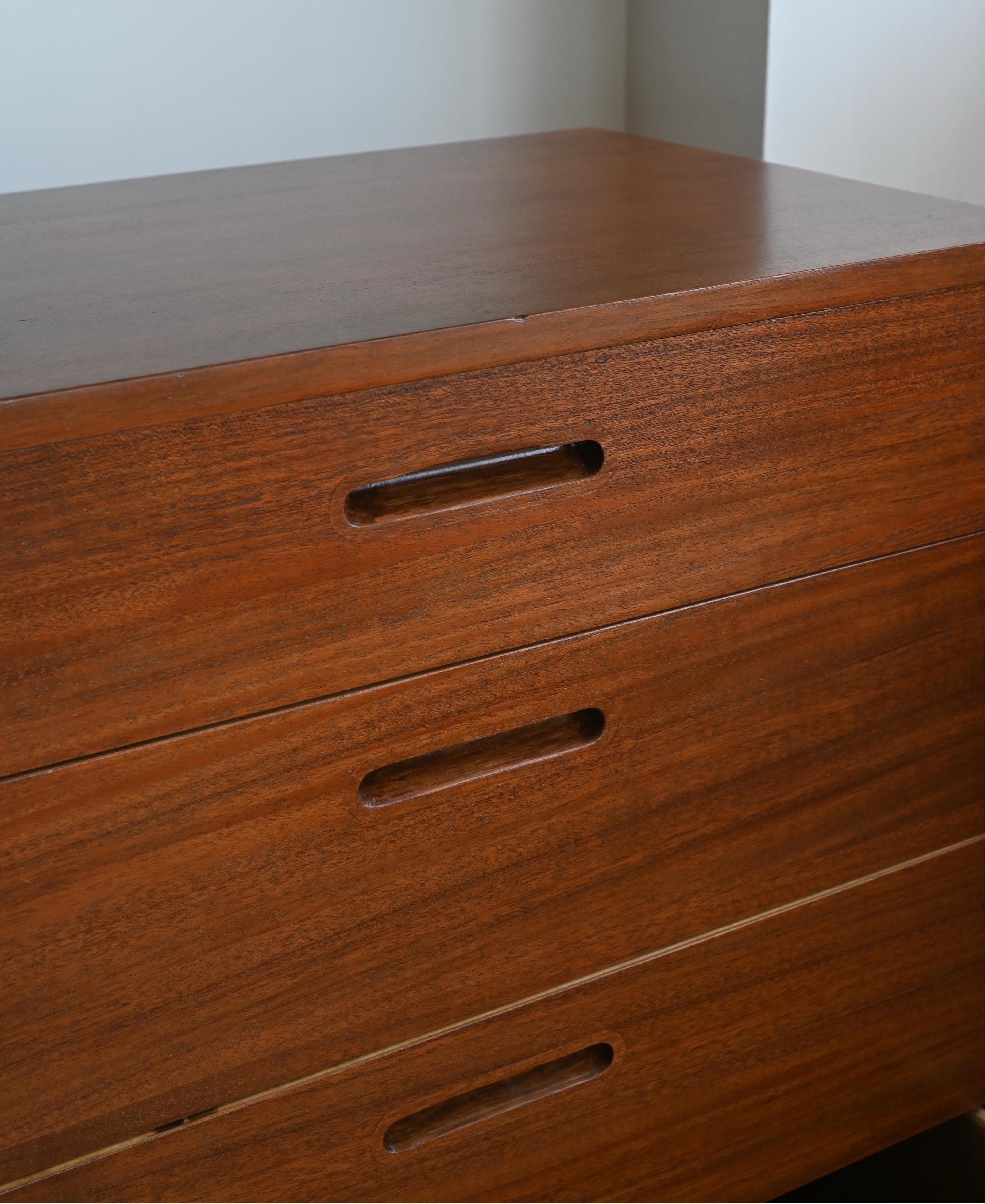 Mahogany Chest of Drawers by Dunbar, a pair siglo XX en venta