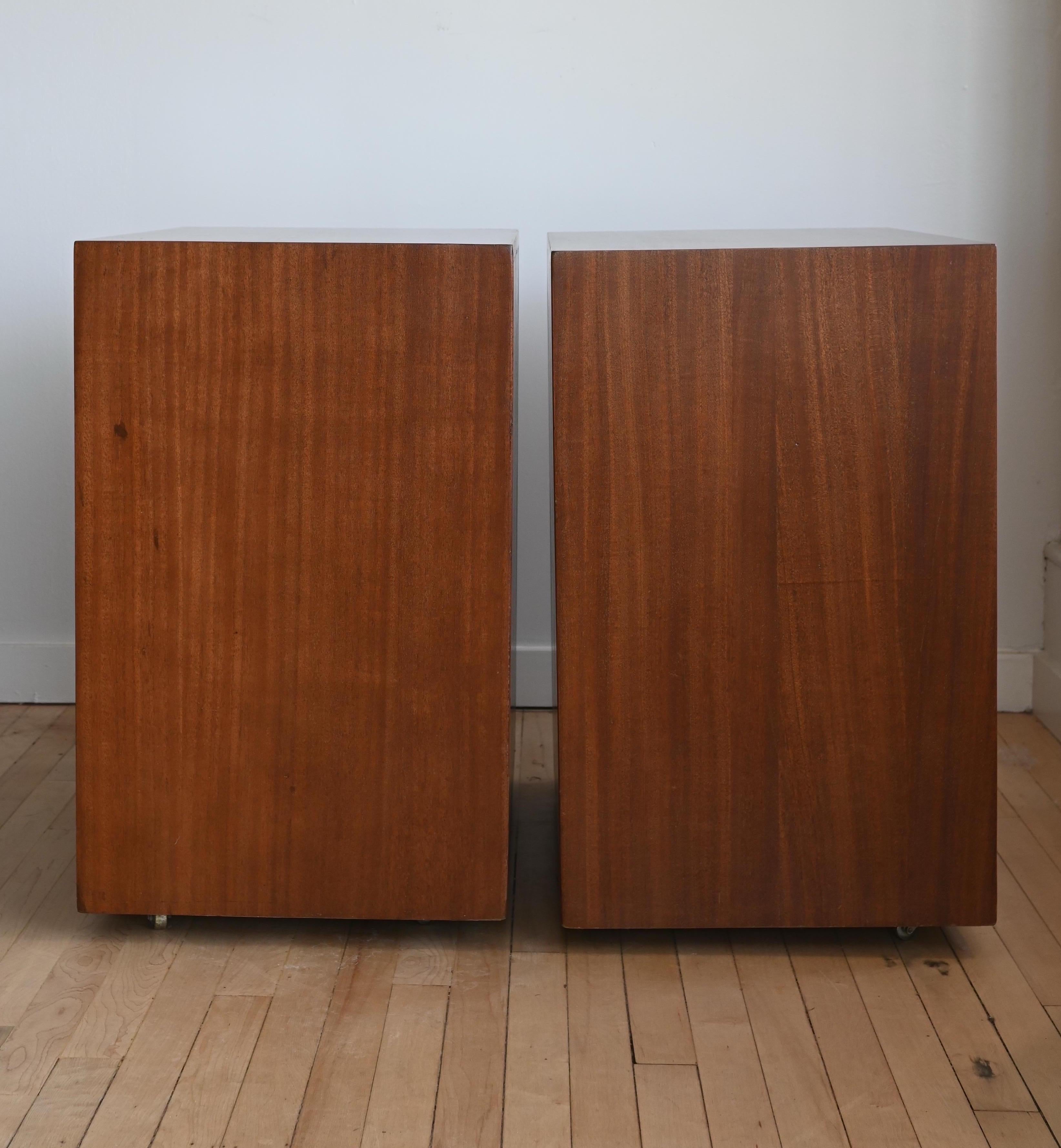 Mahogany Chest of Drawers by Dunbar, a pair Madera en venta