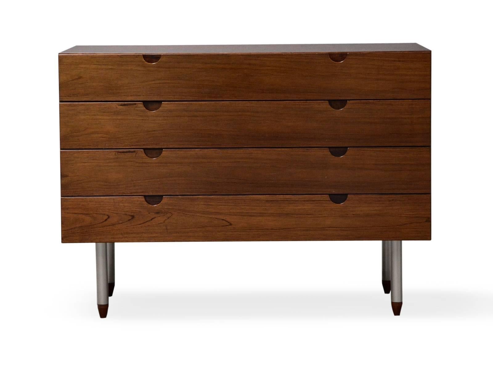 Bramin. Mahogany chest of drawers, front with four drawers, on new feet in metal and wood.
Measures: H. 73.5 cm, L. 100 cm, D. 46.5 cm.
Normal wear due to age, including bumps and scrapes.