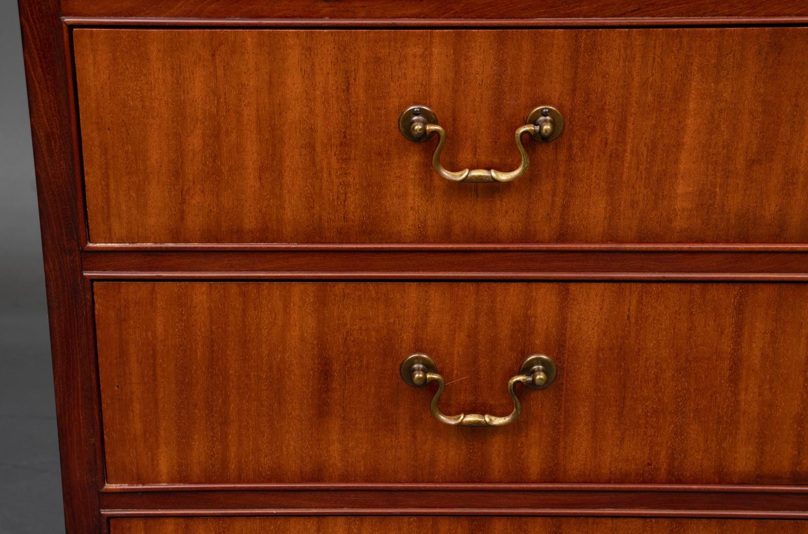 Mahogany Chest of Drawers In Good Condition In Hudson, NY