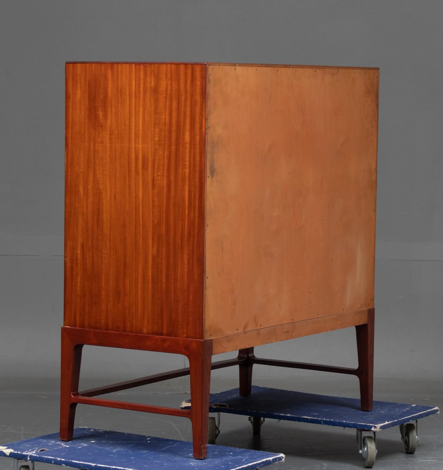 Wood Mahogany Chest of Drawers