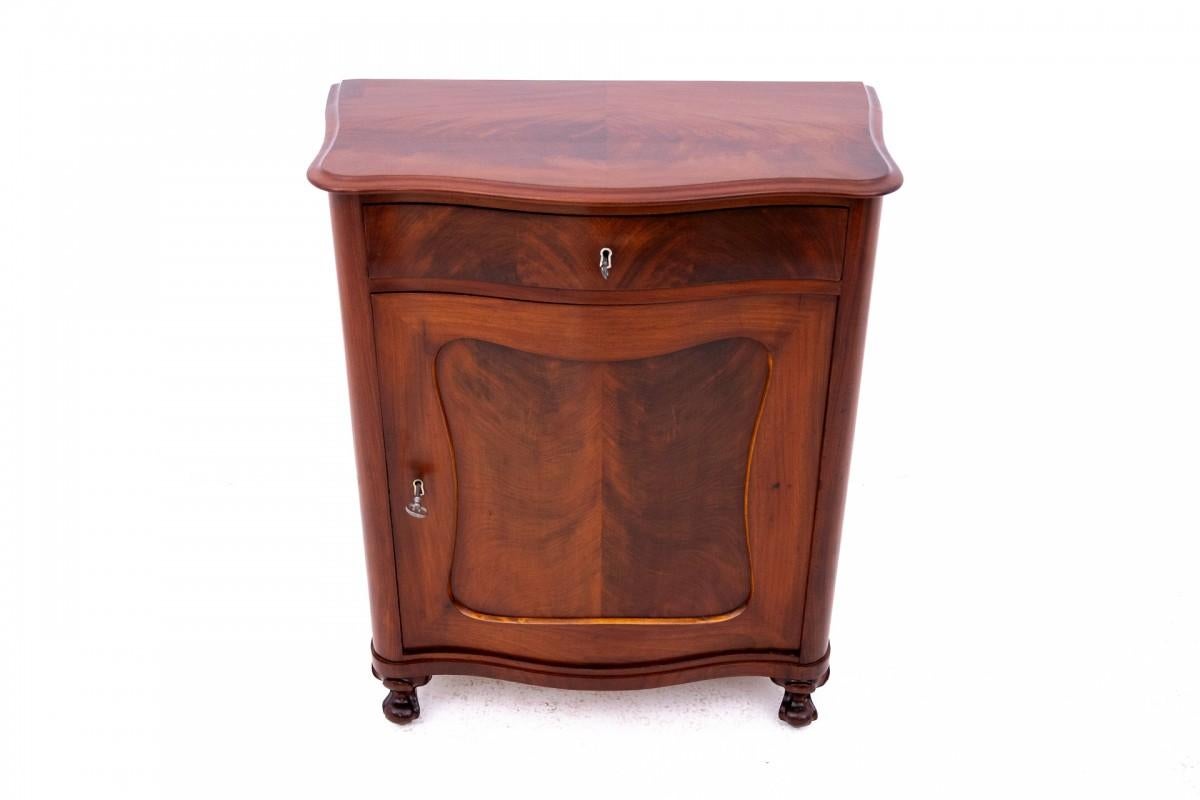 Cassettiera antica del 1890 circa, Nord Europa.

Mobili in ottime condizioni, dopo una ristrutturazione professionale.

Dimensioni: altezza 83 cm / larghezza 71 cm / profondità 38 cm