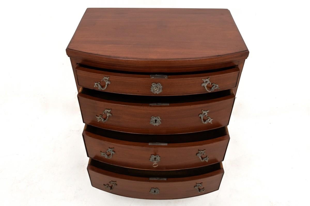 Mahogany chest of drawers, Northern Europe, late 19th century. In Good Condition In Chorzów, PL