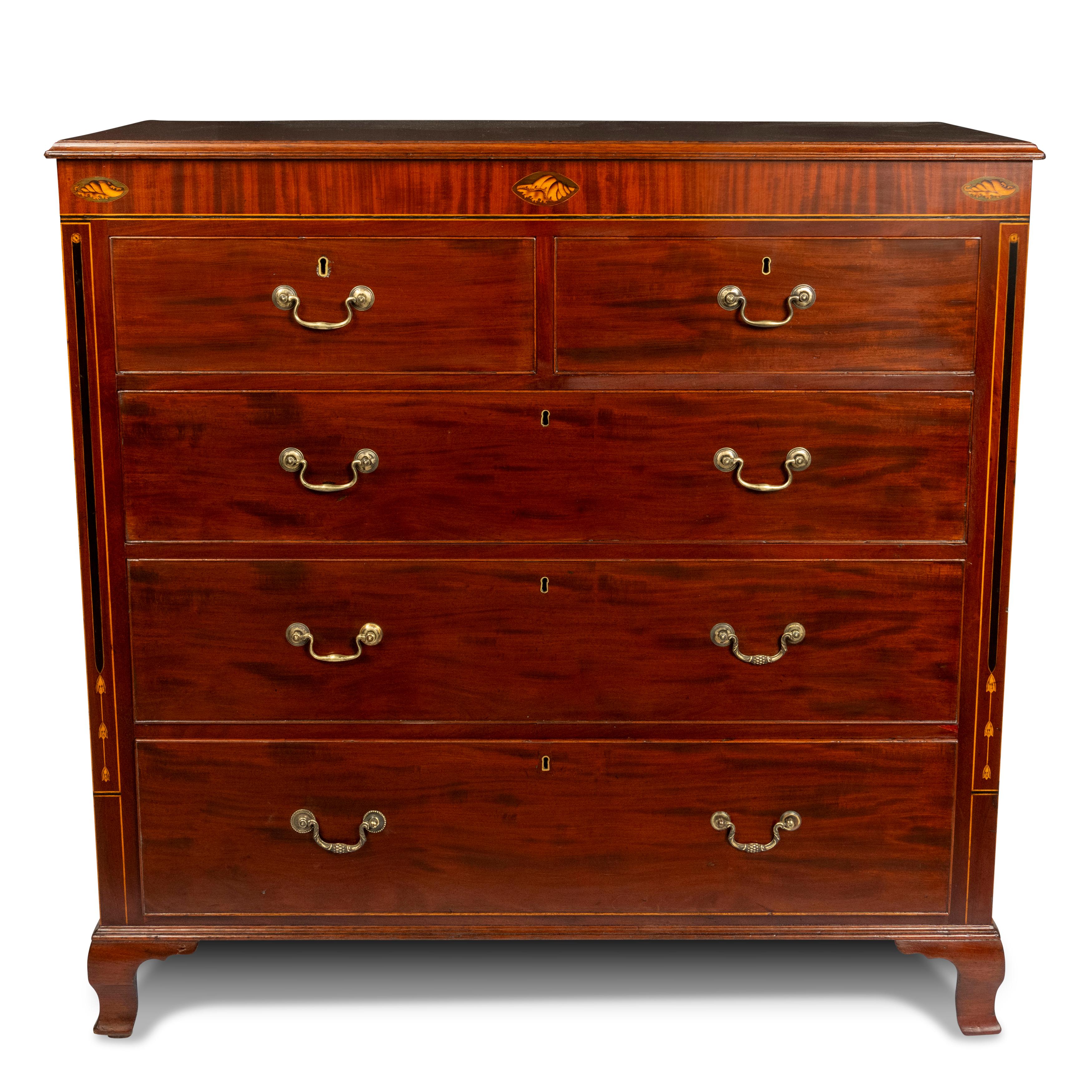 Una grande cassettiera provinciale Regency.
Mogano con intarsi di legno di bosso, legno di lepre e legno ebanizzato.
Con cartigli di conchiglie e festoni di colonne classiche floreali.
Due cassetti corti sopra 3 cassetti lunghi graduati.
Maniglie